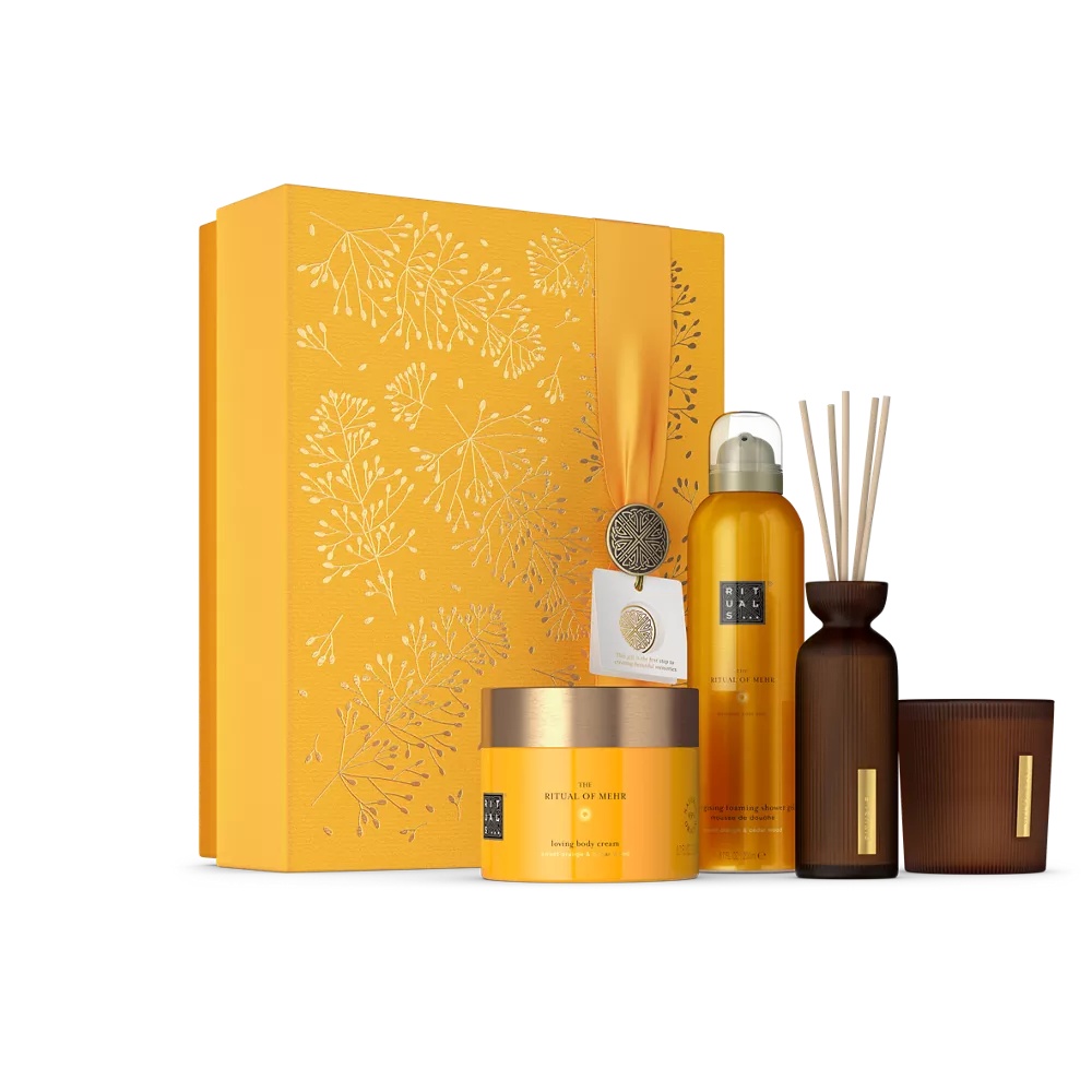 Darilni set The Ritual of Mehr: penasti gel za prhanje velikosti L 200 ml, krema za telo 200 ml, dišeča sveča 140 g, mini dišeče palčke 70 ml