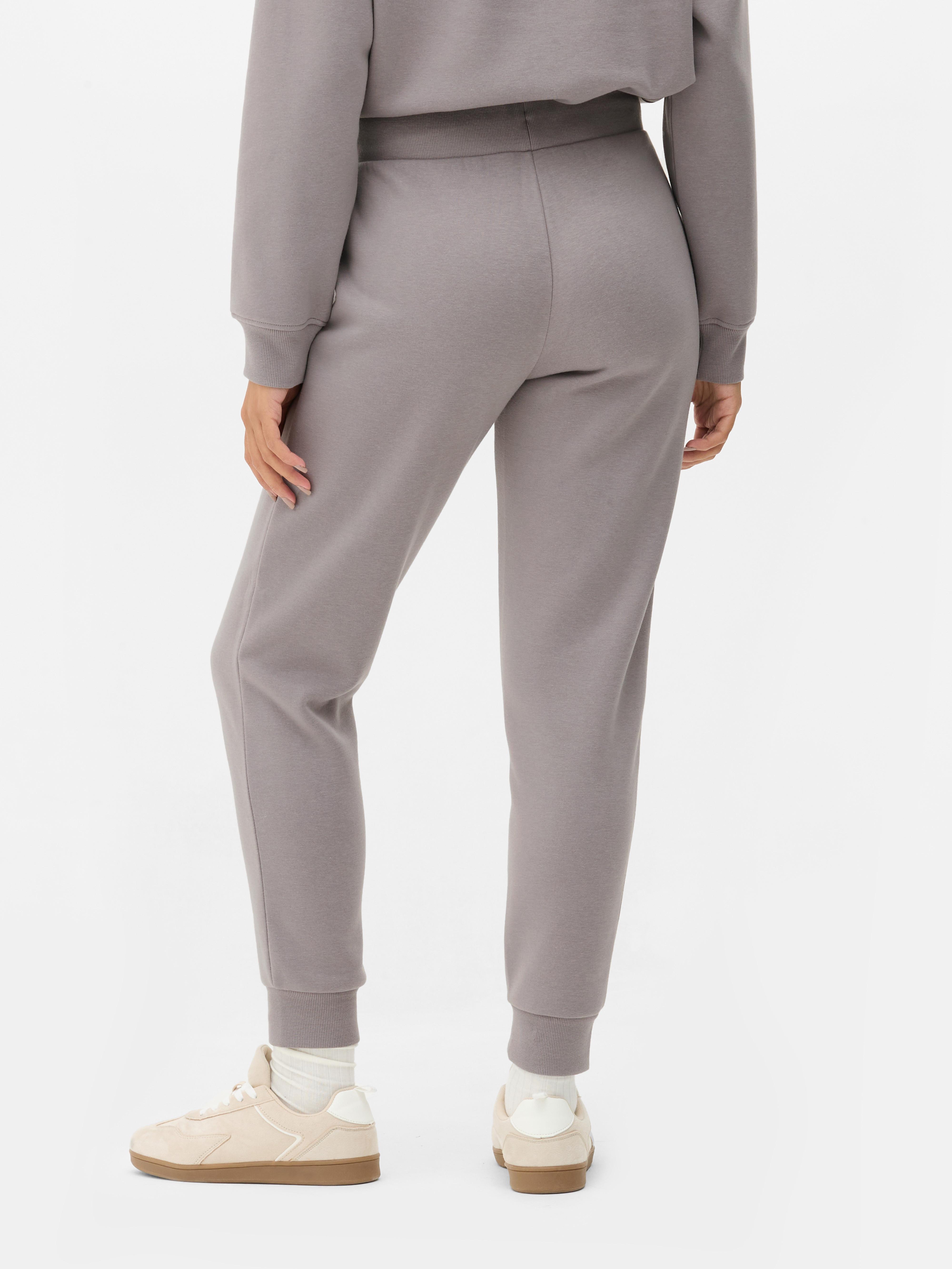 Pantaloni della tuta affusolati e casual. Comodi ed eleganti, indispensabili nel tuo tempo libero.