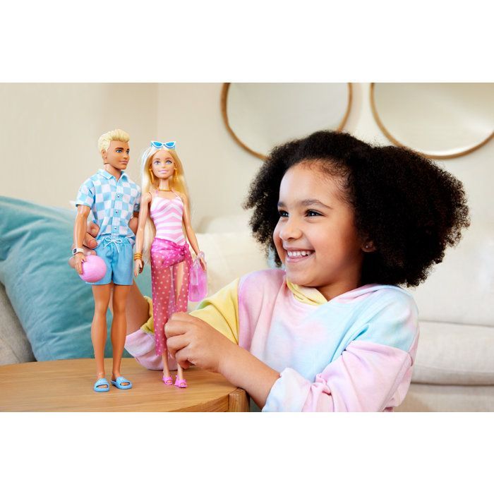 Barbie®-Ken® Bambola bionda da spiaggia in costume da bagno e accessori da spiaggia HPL74