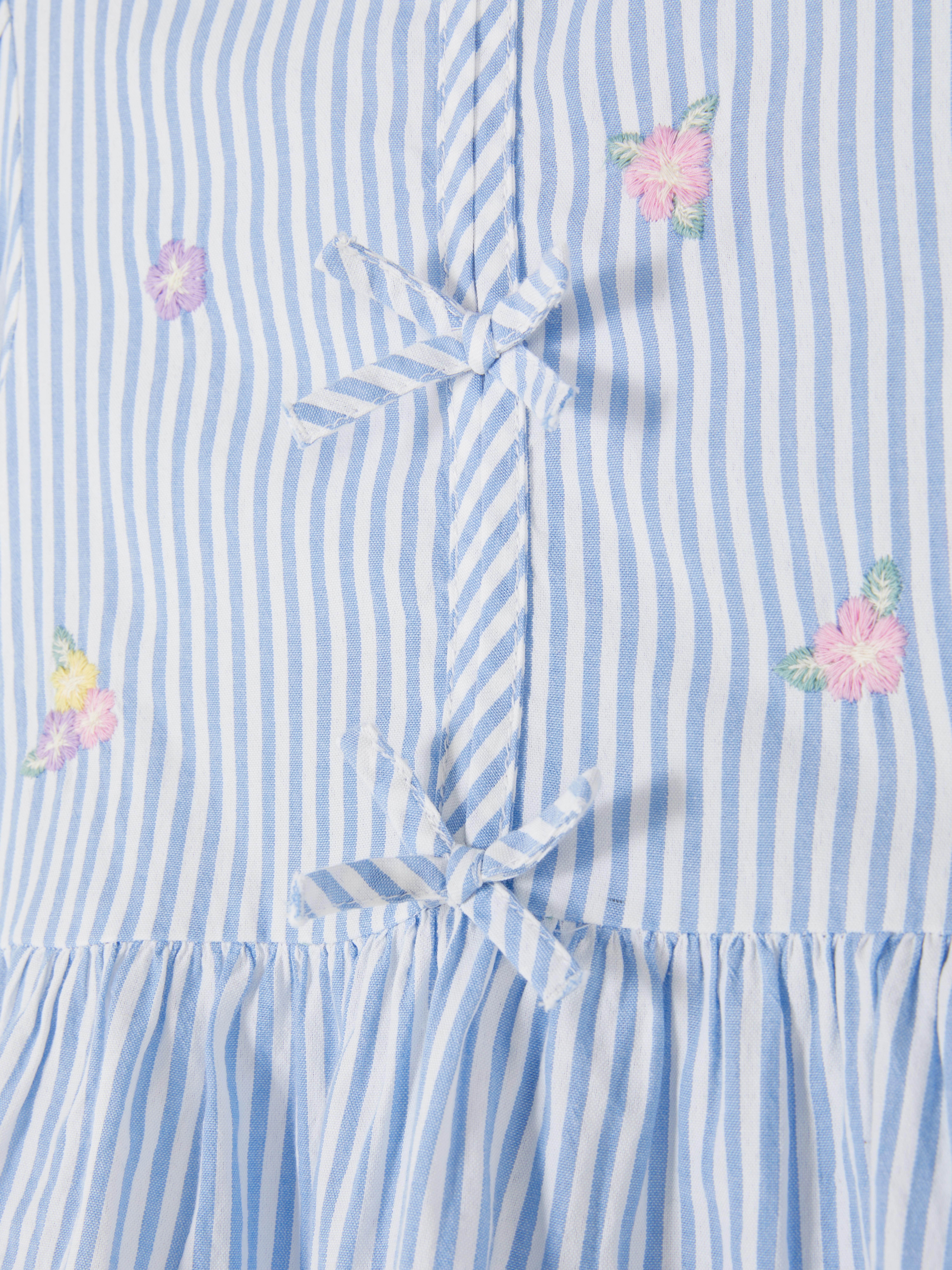 Bluse mit Blumenmuster und Schleife. Eine Bluse mit Schleife, langen Ärmeln, Blumenstickerei und einem Schlüssellochverschluss am Rücken.