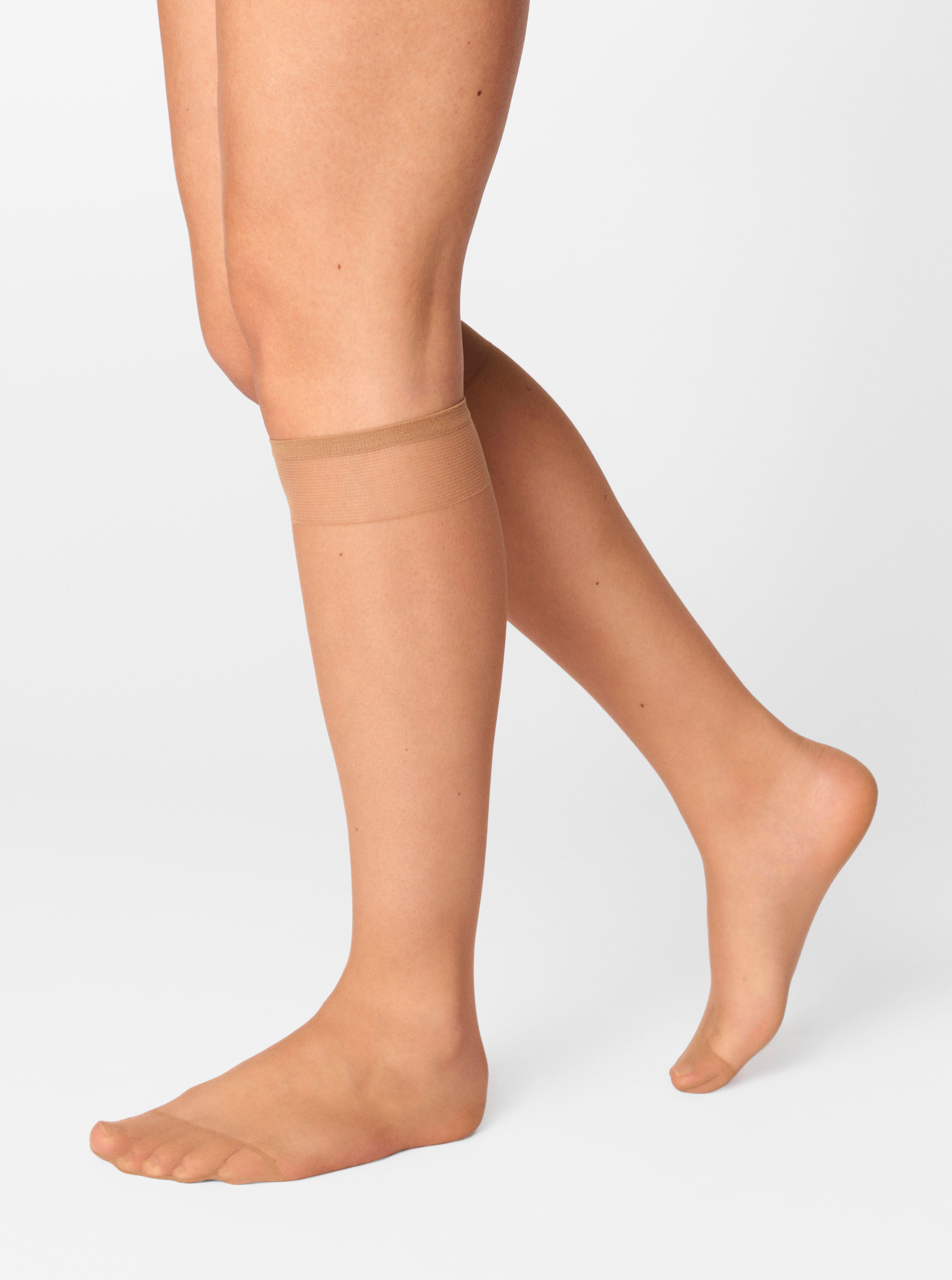 Paquete de 4 pares de calcetines hasta la rodilla de 20 deniers, color beige.