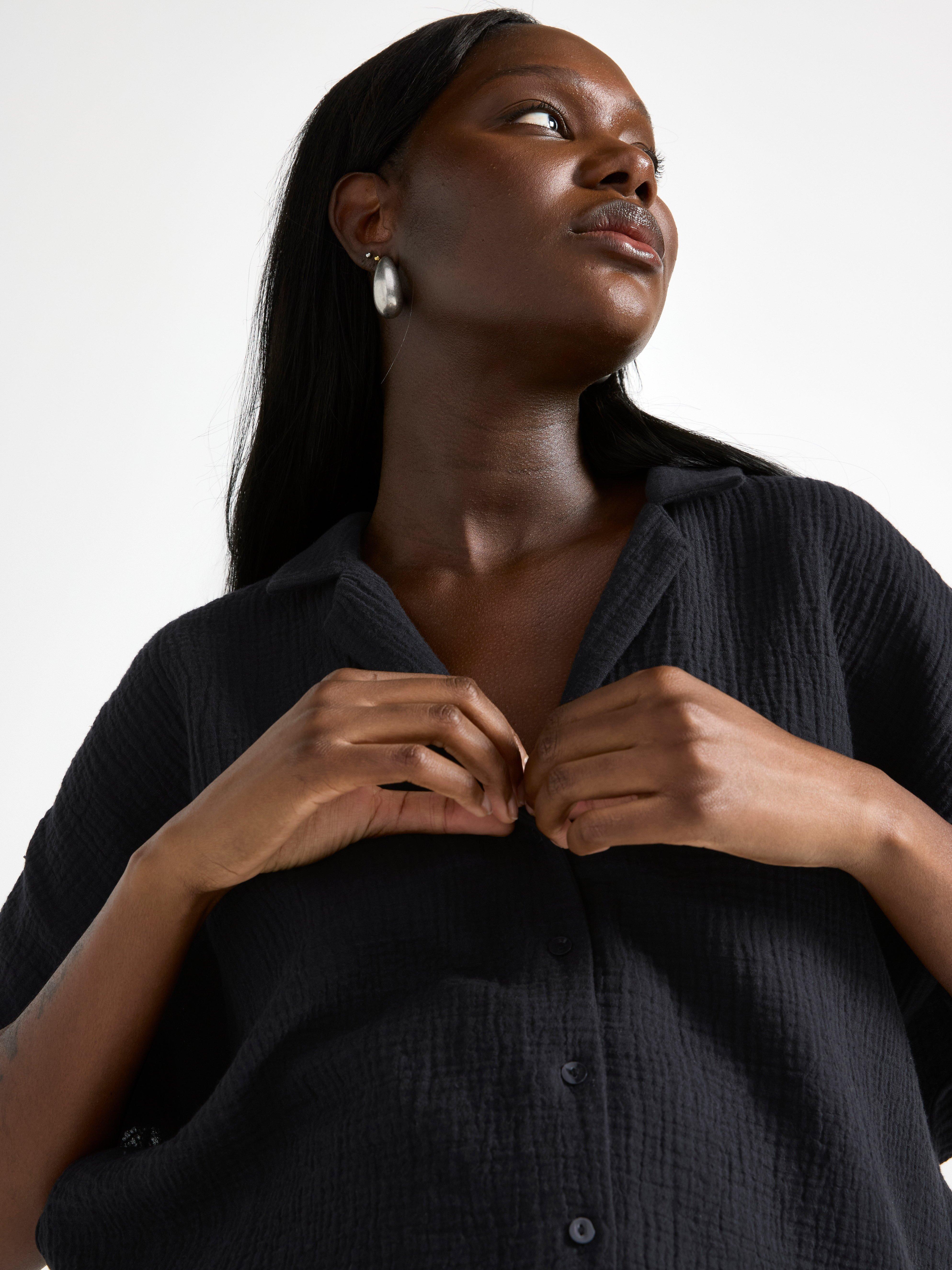 Camisa arrugada de mamá negra