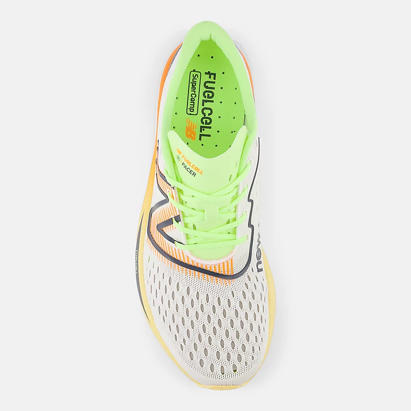 Chaussures FuelCell SuperComp Pacer pour hommes – Blanches avec des touches de mangue et de vert citron.