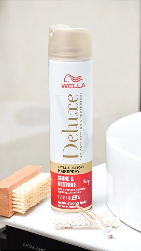 Lak za lase Wella Deluxe Shine & Restore z močno fiksacijo in volumenom