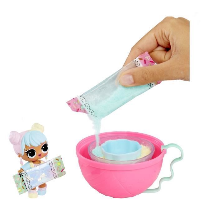LOL Surprise Mix & Make Pastel de Cumpleaños - Mini Muñeca de 7,5 cm, Vestido con Forma de Pastel - Arma y Decora - Diseño Aleatorio