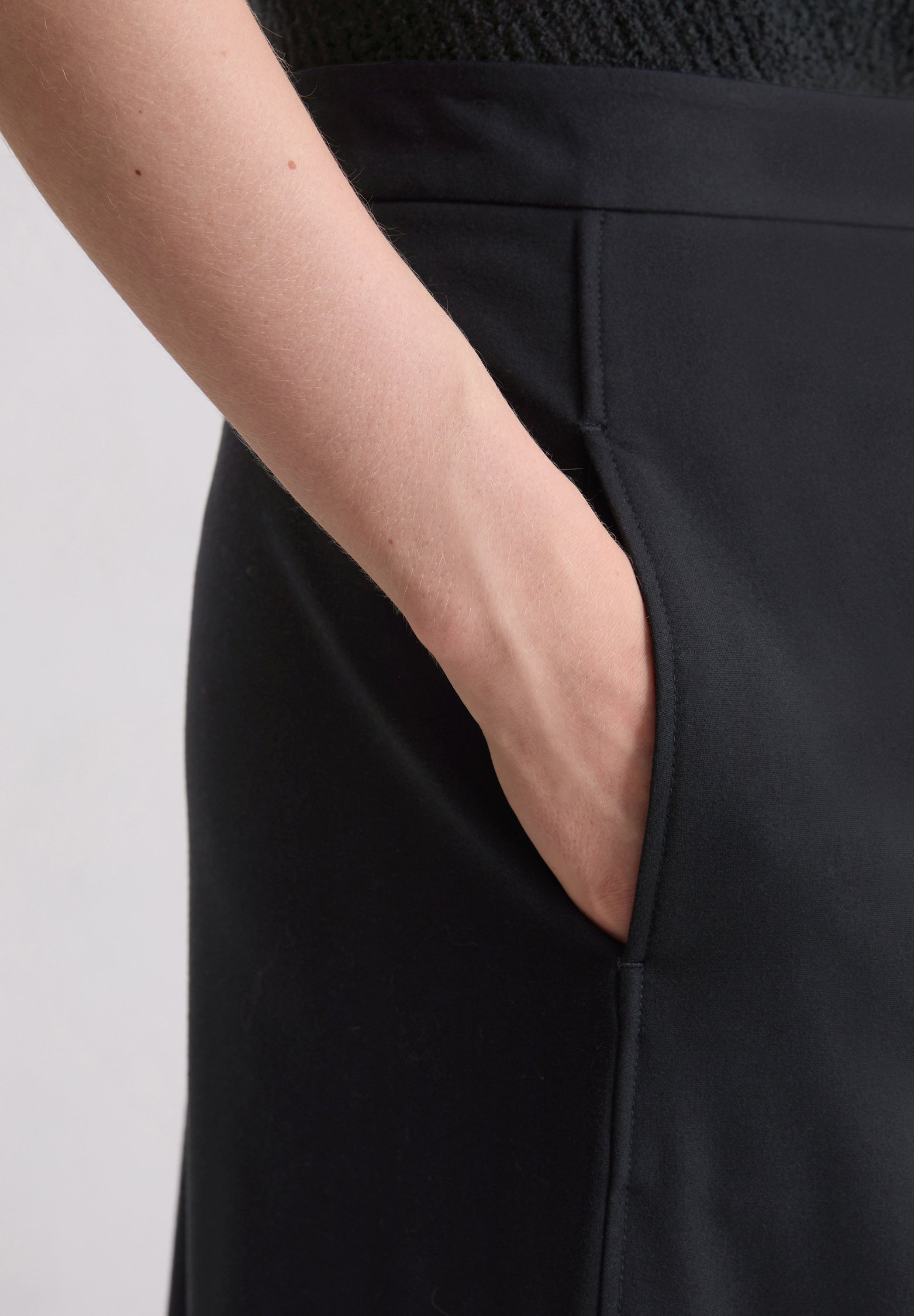Jupe trapèze Marc O'Polo mi-longue, ourlet évasé, ceinture à la taille - bleu nuit profond
