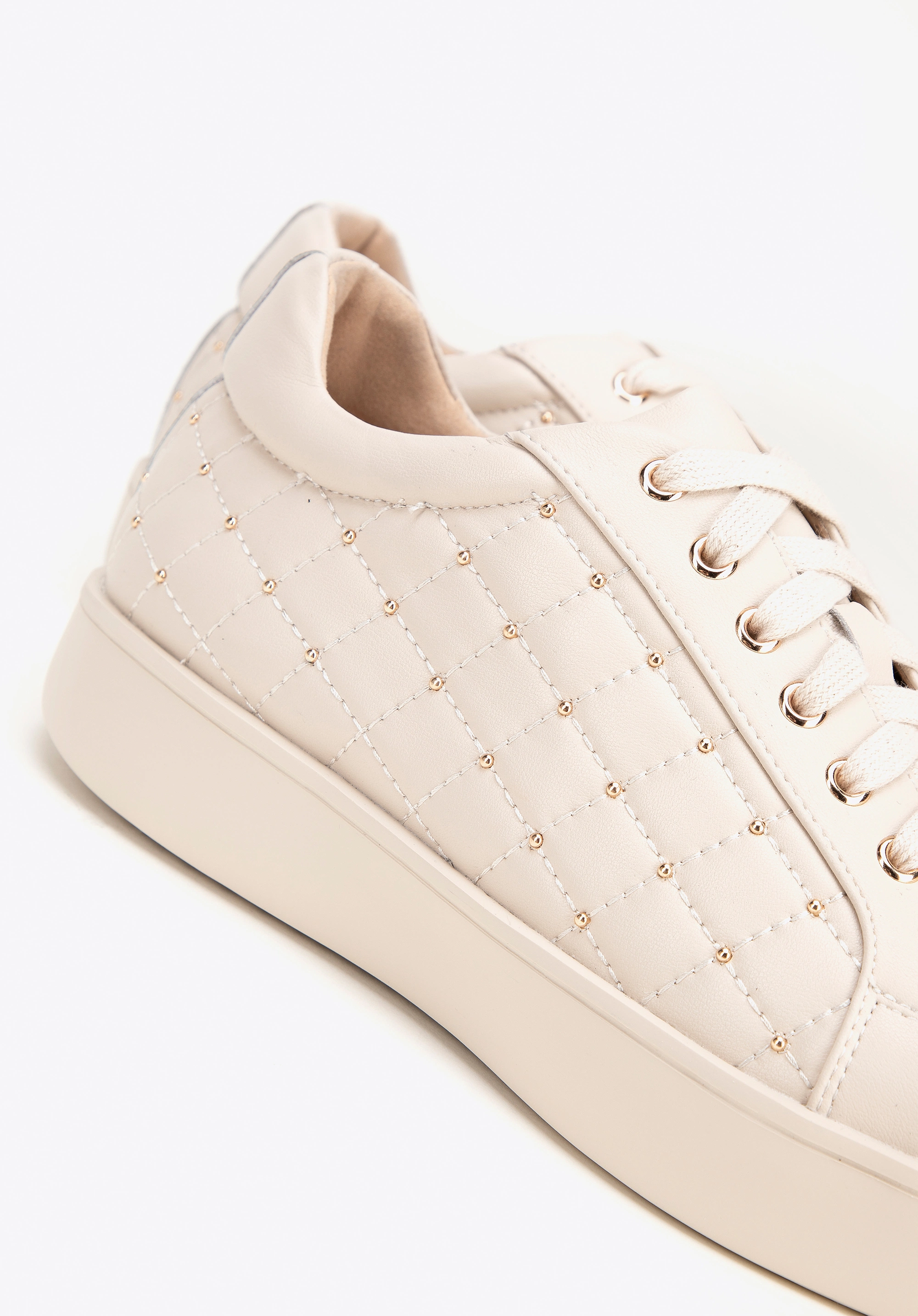 Damskie sneakersy skórzane z pikowaną cholewką kremowe