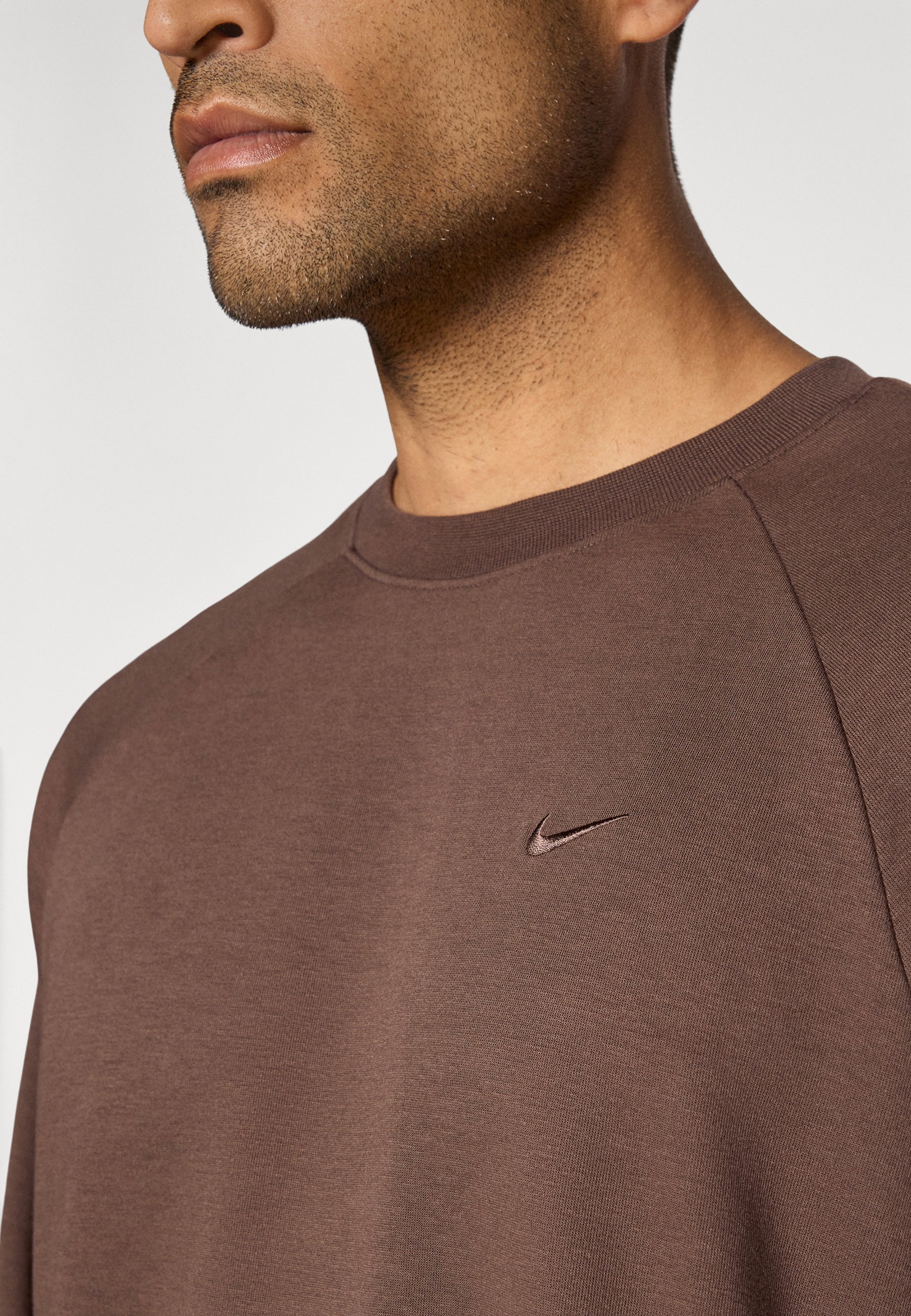 Sweat-shirt Nike Performance PRIMARY CREW - marron baroque