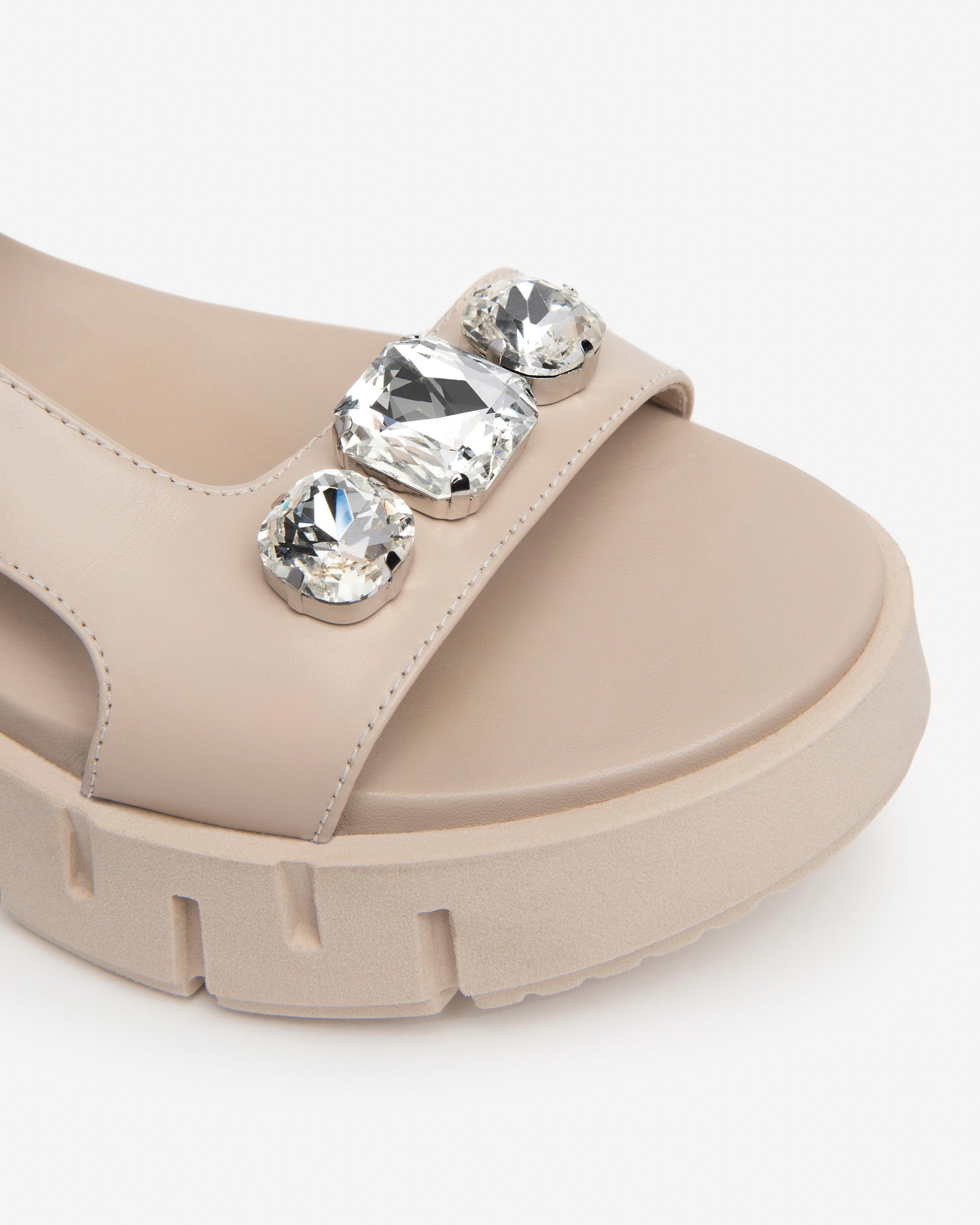  Damensandalen aus Leder und technischen Materialien