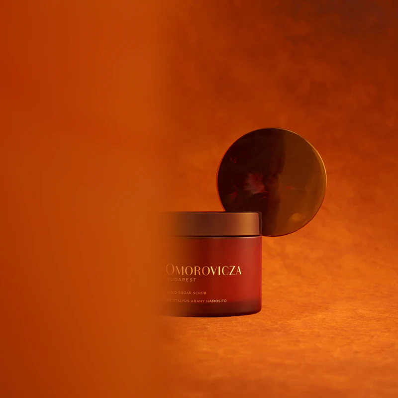 esfoliante corporal Omorovicza Gold Sugar Scrub limpa e nutre a pele delicadamente.