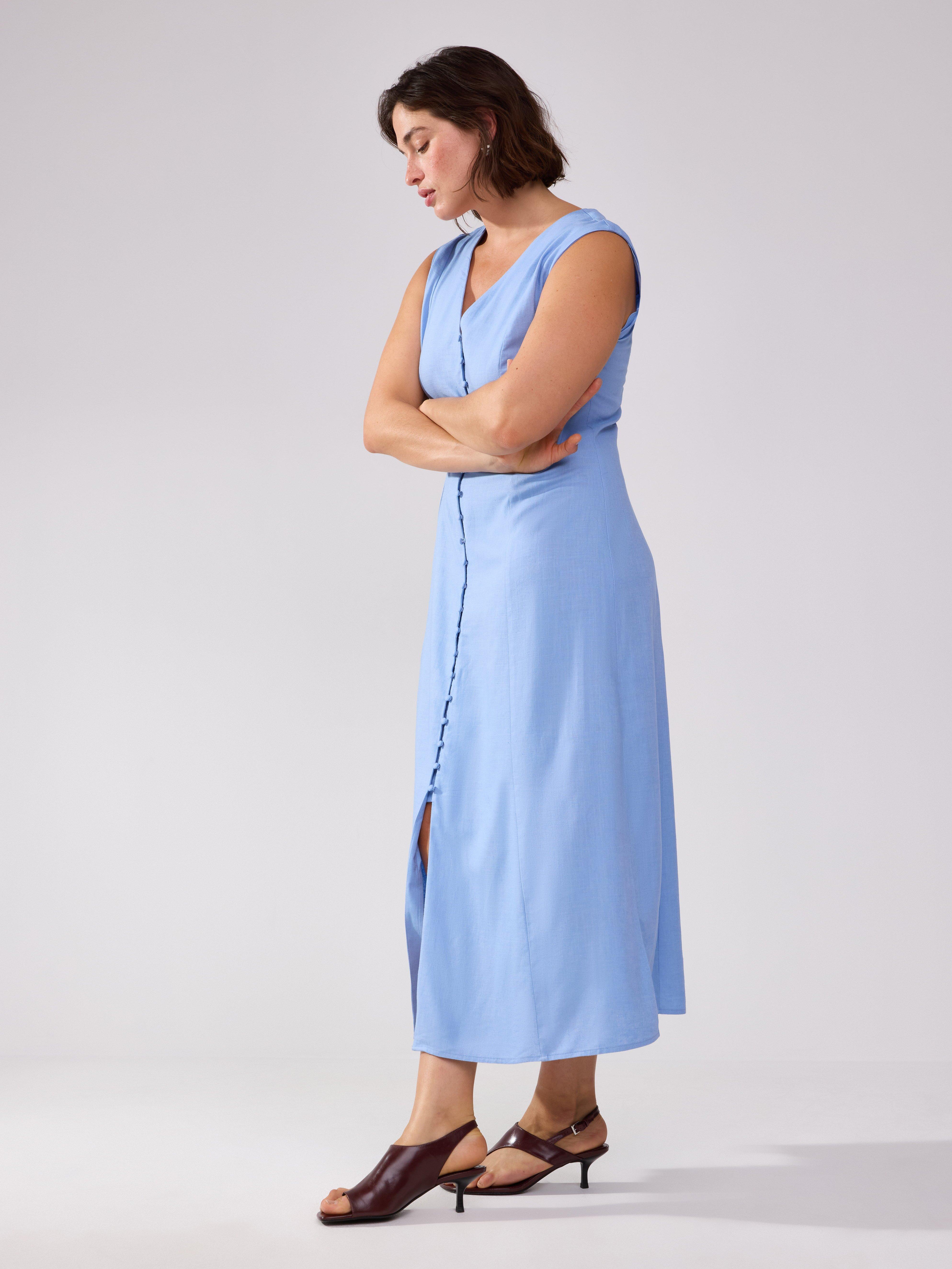 Vestido midi de mezcla de lino en azul claro empolvado.