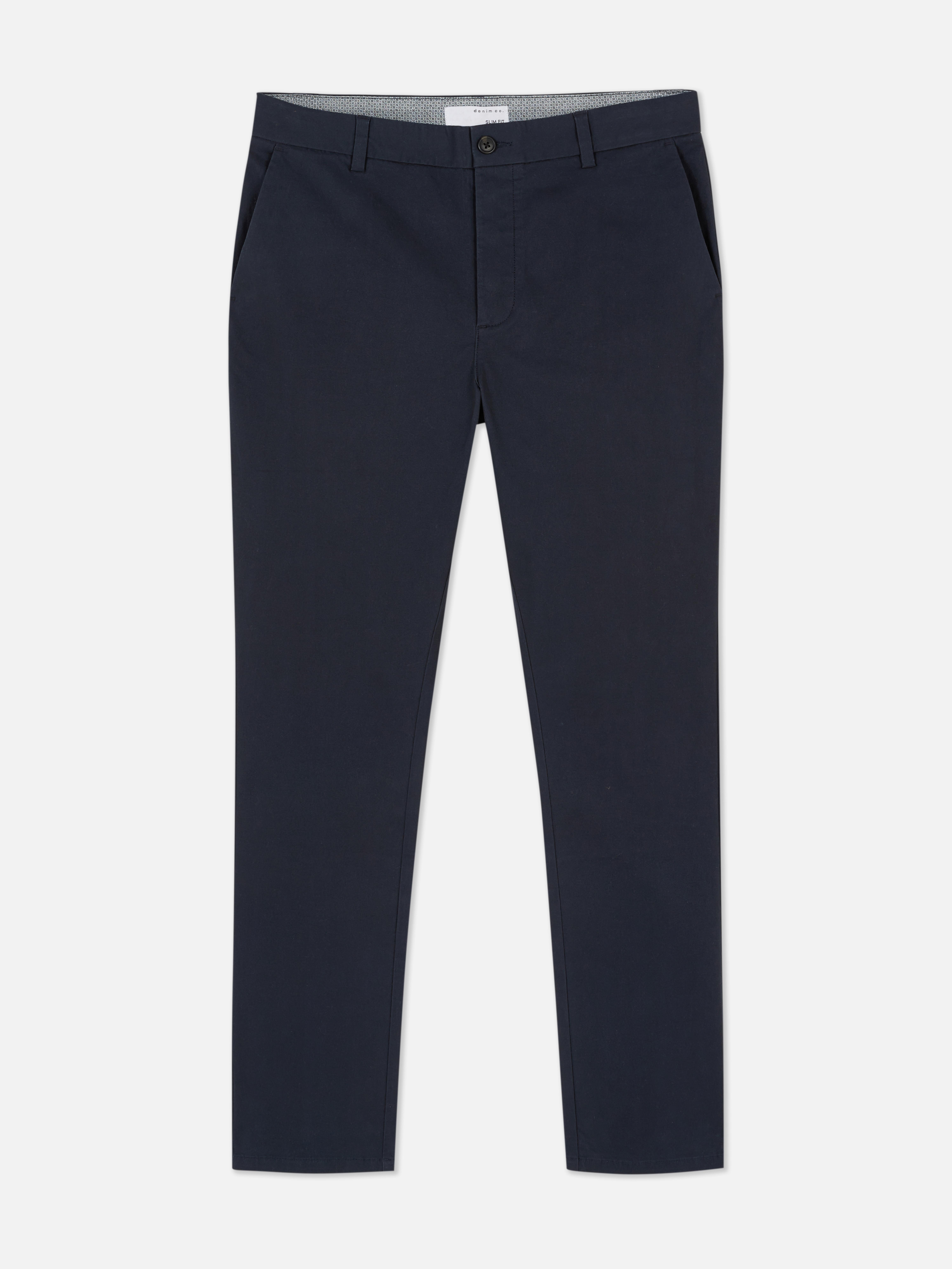 Pantaloni chino elastici, mulați. Pantaloni chino mulați, confecționați în principal din bumbac și cu buzunare laterale.