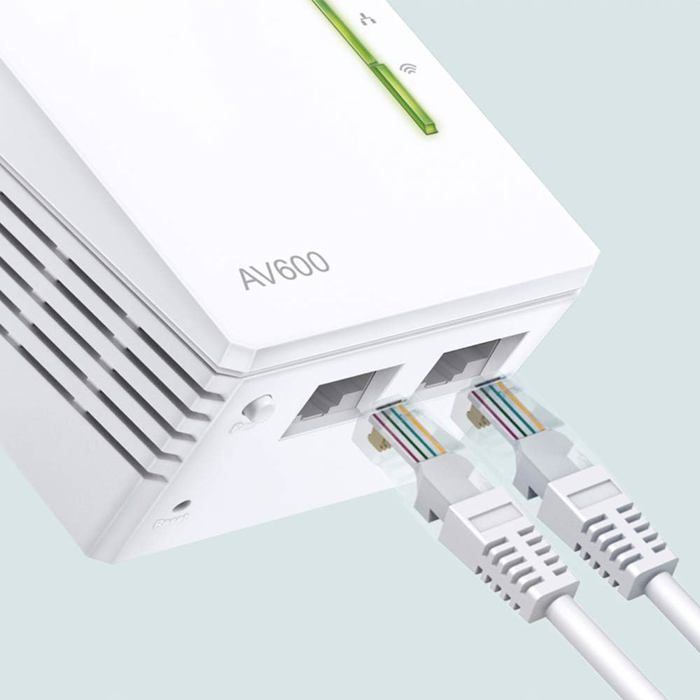 Adattatore Powerline TL-WPA4220 con Wi-Fi a 600 Mbps, 300 Mbps e 2 porte Fast Ethernet: estendi la tua connessione internet a ogni stanza della casa.