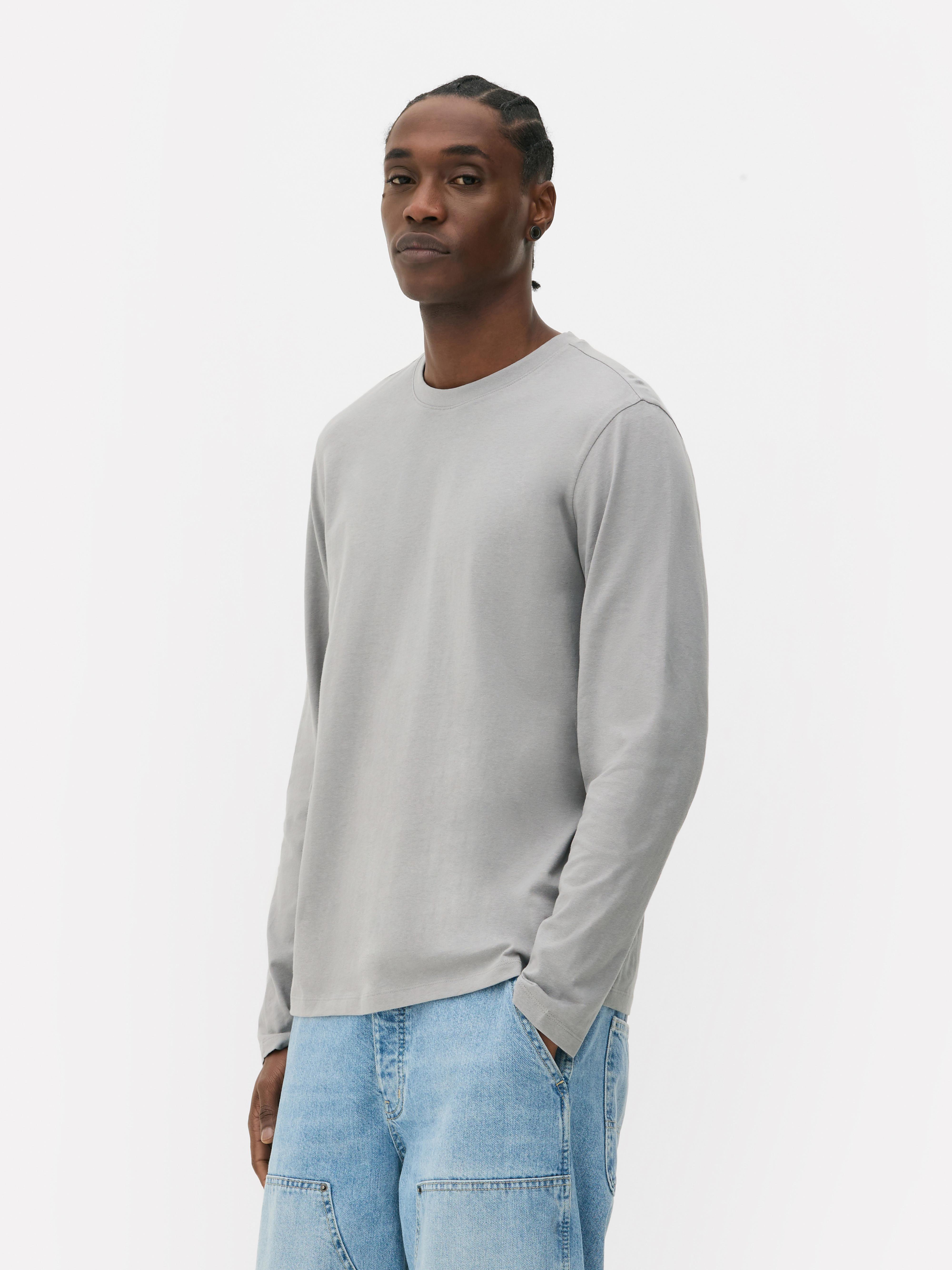 T-shirt a maniche lunghe in cotone Una T-shirt a maniche lunghe con scollo rotondo realizzata in jersey di cotone