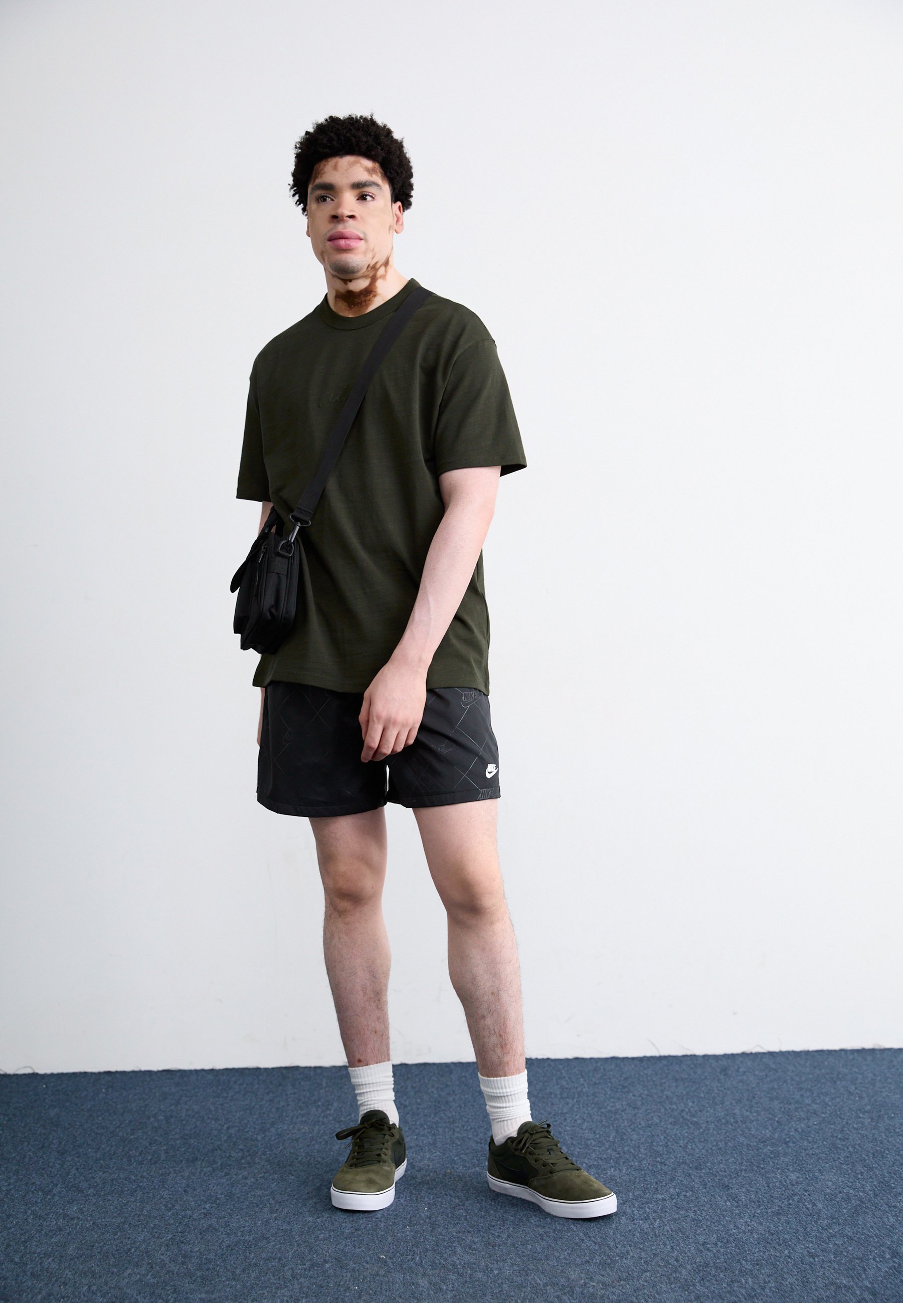 Nike Sportswear CLUB REISSE - Lühikesed püksid - must