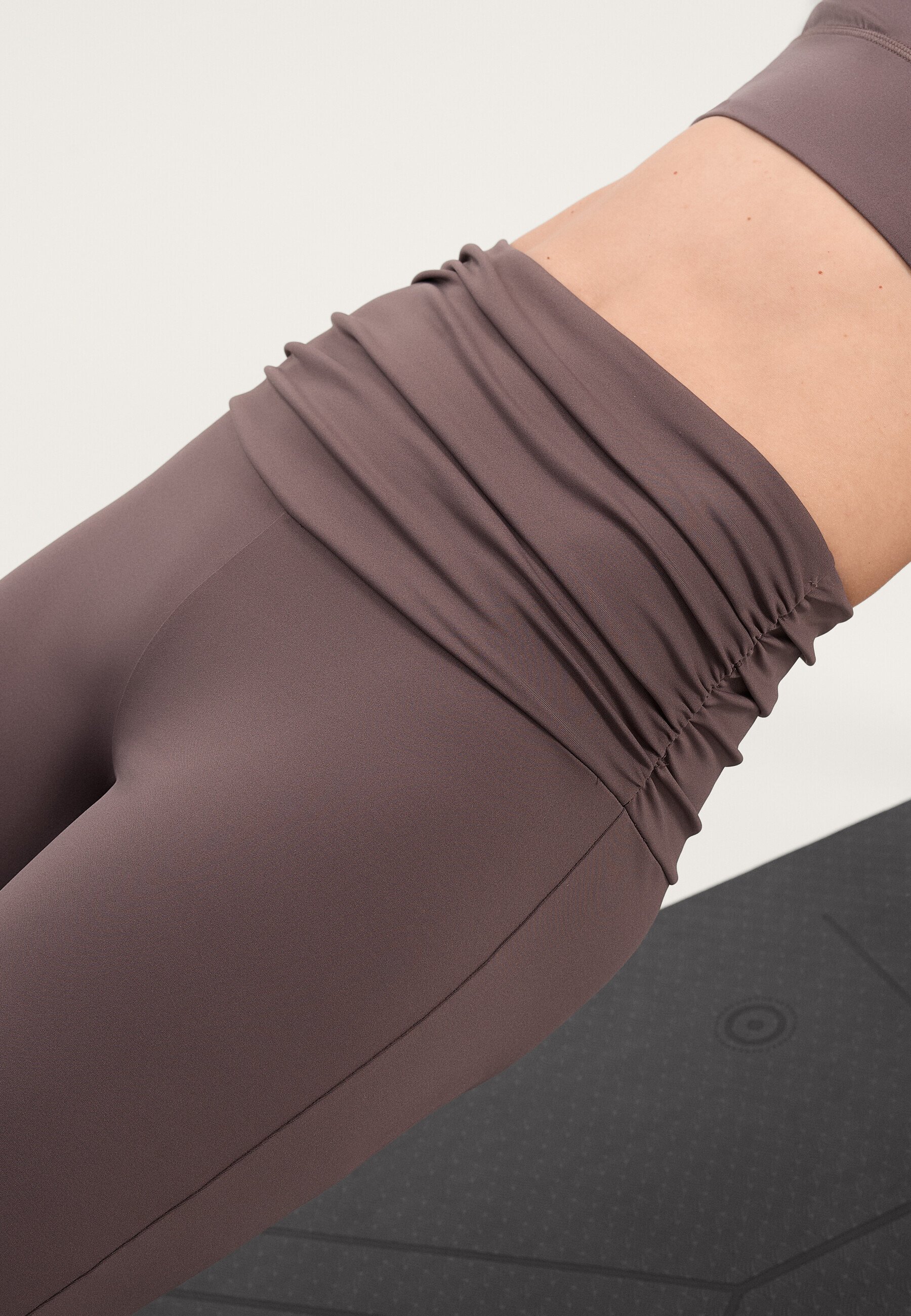 OYSHO RISE COMFORTLUX FLARE WITH GRTHERED - Pantaloni - marrone chiaro screziato