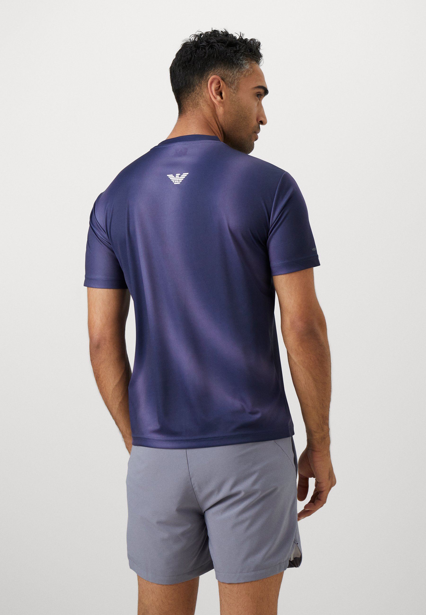 EA7 Emporio Armani TENNIS PRO TEE GRAPHIC - Koszulka sportowa - odcień niebieski