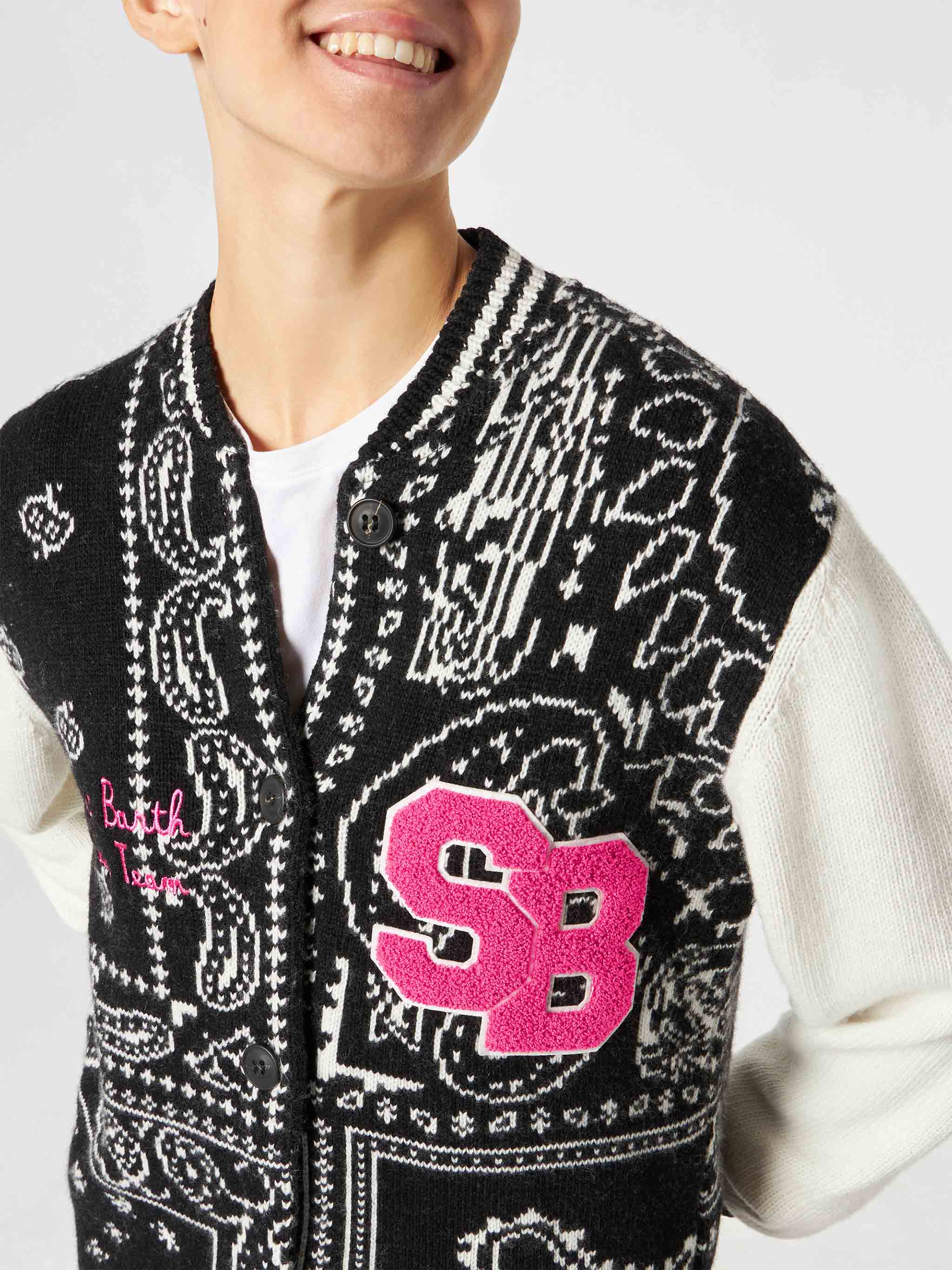 Chaqueta universitaria femenina con estampado de pañuelo.