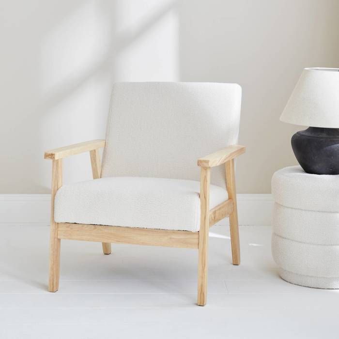 Poltrona escandinava em madeira e tecido bouclé. Isak. L 64 x P 69,5 x A 73 cm