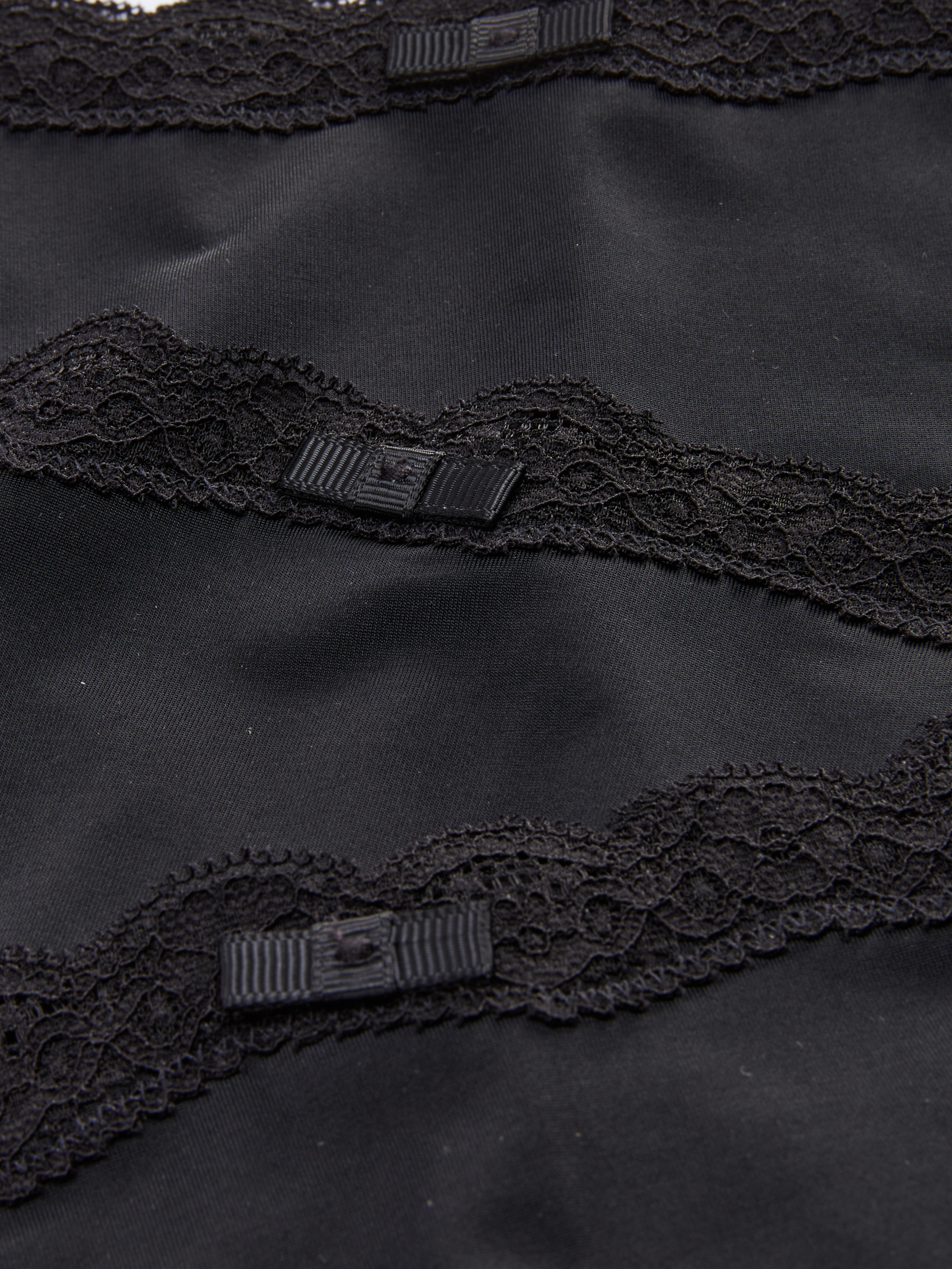 Hipster-Slips mit Spitzenbesatz, 3er-Set. Diese Hipster-Slips mit Spitze und Stretchanteil sind eine willkommene Ergänzung für Ihre Wäscheschublade.