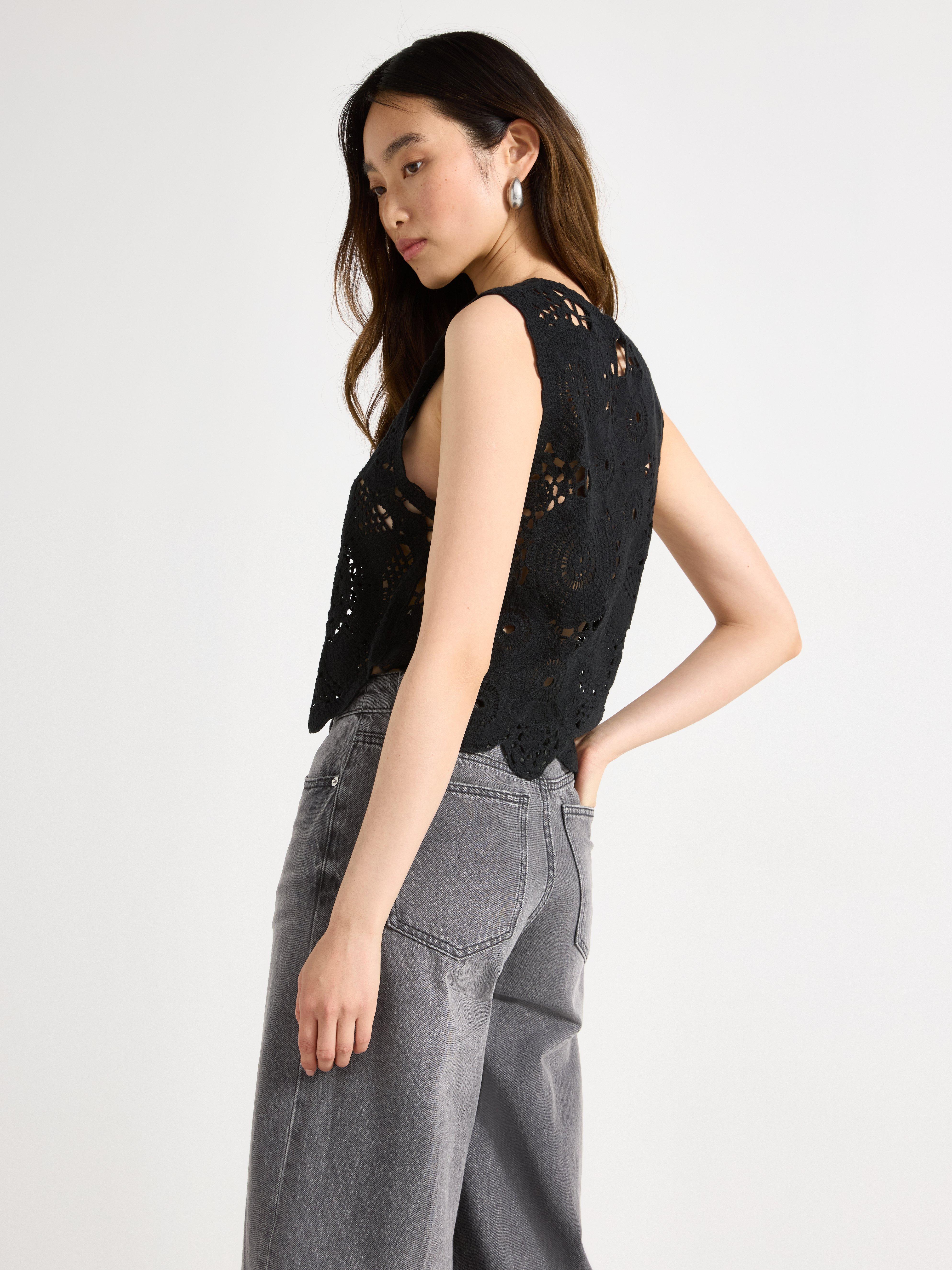 Top com detalhe de crochê preto