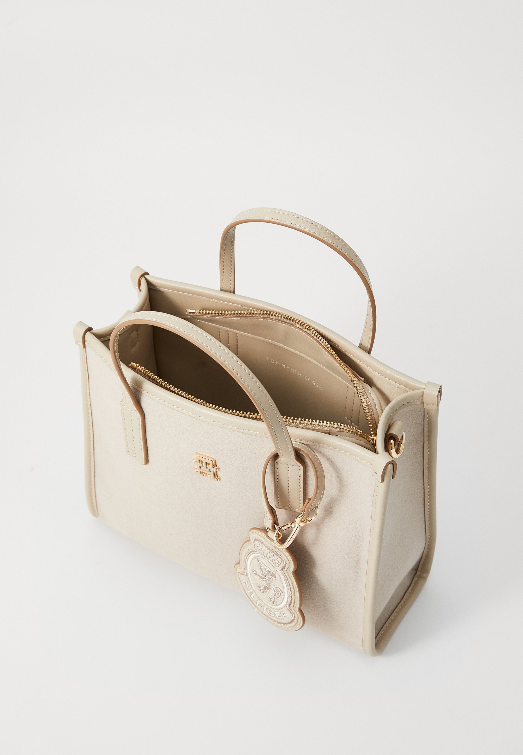 Tommy Hilfiger CITY SMALL TOTE MELTON - Handtas - sandelhout