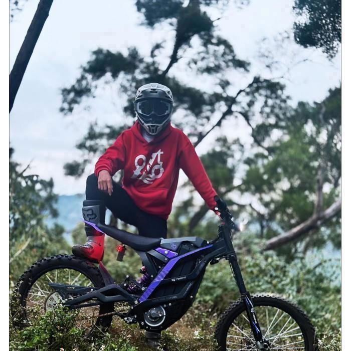 Motocicleta eléctrica para adultos 79Bike FALCON PRO Motor de 8500W Neumáticos todoterreno Batería de 72V 35Ah Velocidad máxima 85 km/h NFC Negro/Morado