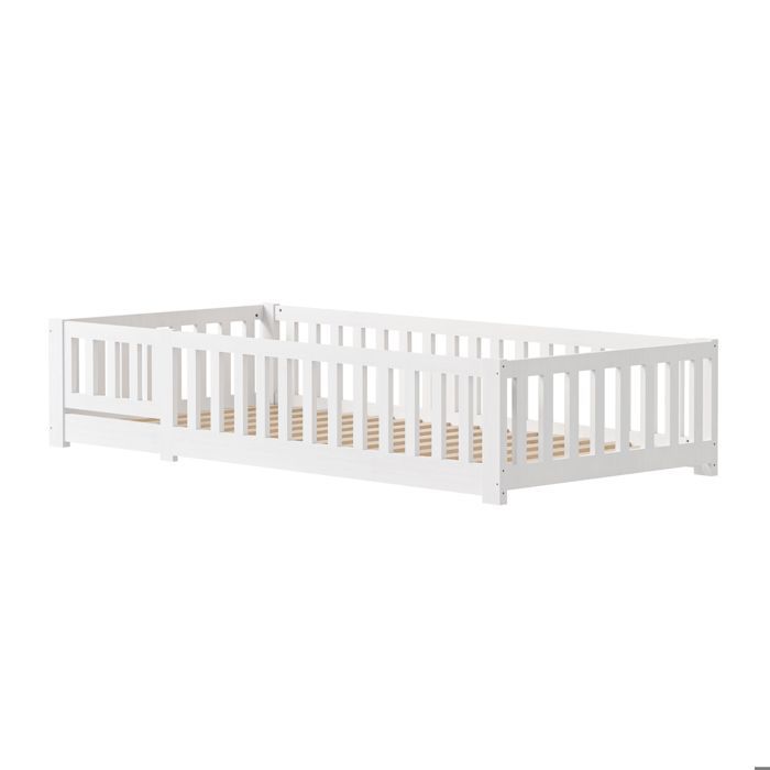 Cama infantil de 90x200 cm con somier de láminas y barandilla de seguridad, cama a ras de suelo de pino macizo, tamaño individual, color blanco, diseño práctico.