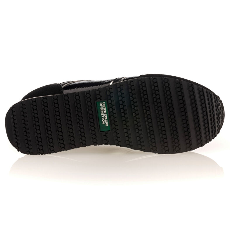 Zapatillas deportivas para mujer en color negro.