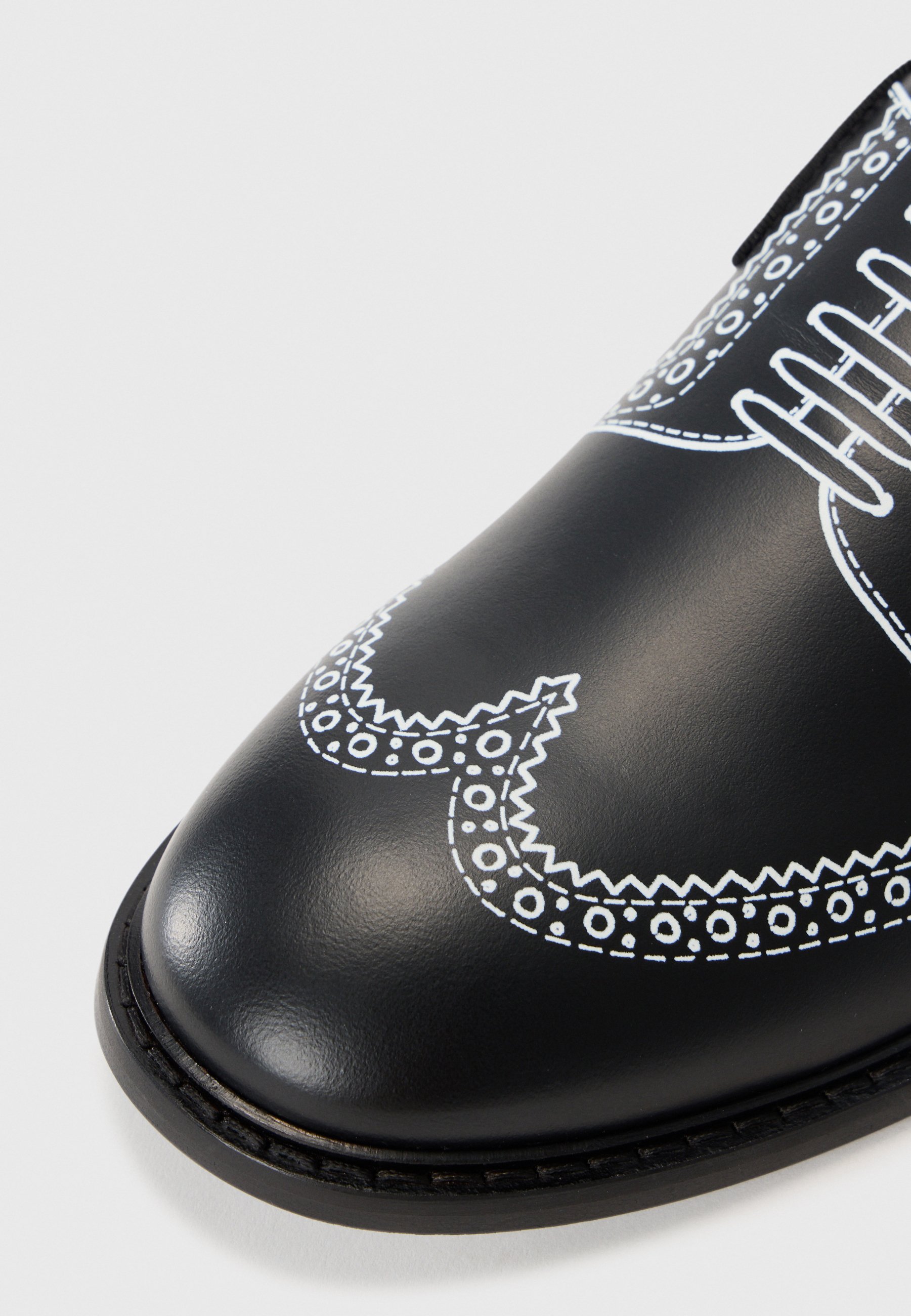 MOSCHINO Sussid - must/valge