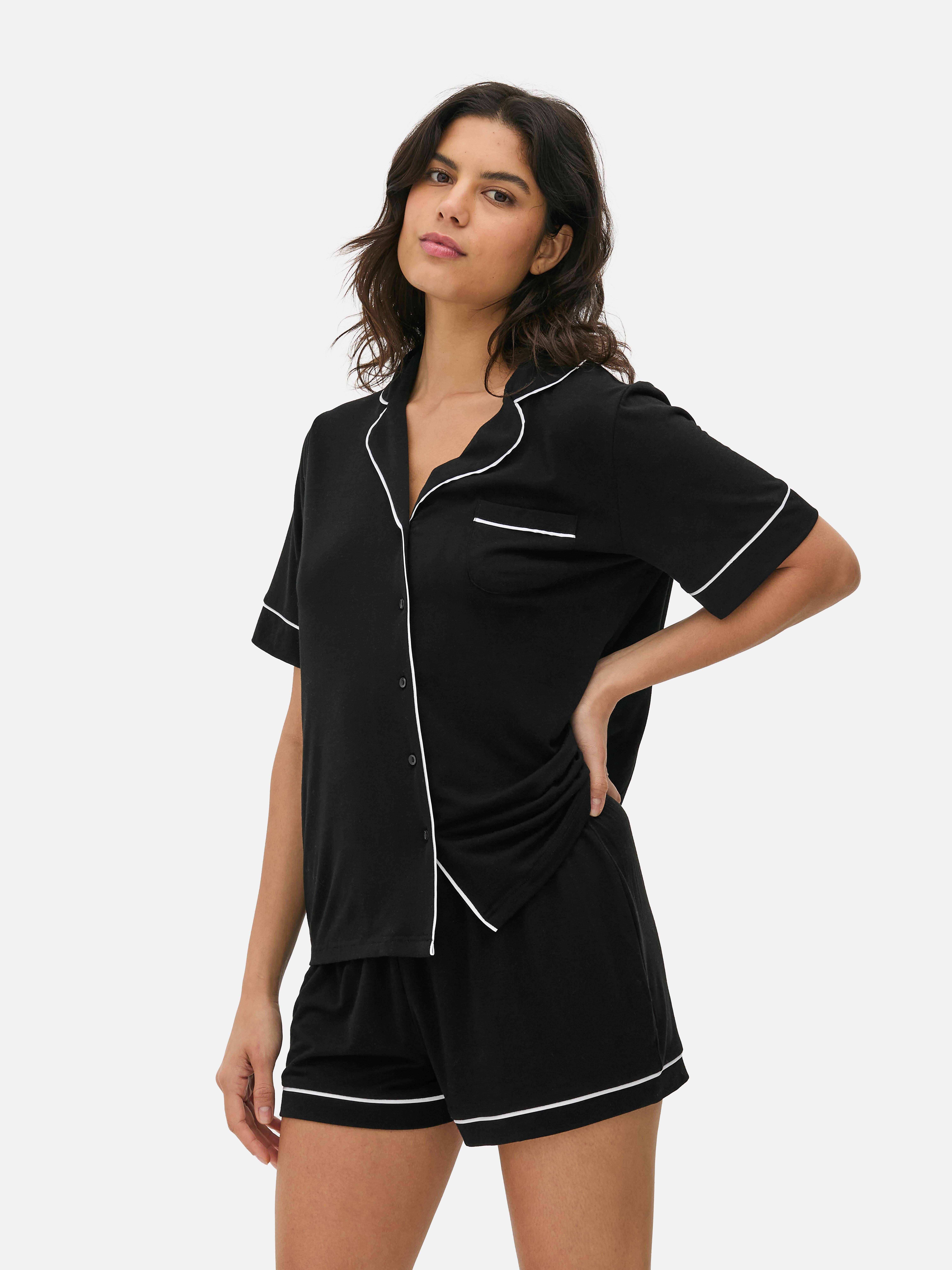 Pijama scurtă din jerseu O pijama cu un tricou cu mânecă scurtă și pantaloni scurți asortați