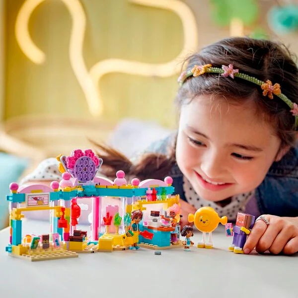 LEGO Friends 42649 Trgovina slatkiša Heartlake Cityja