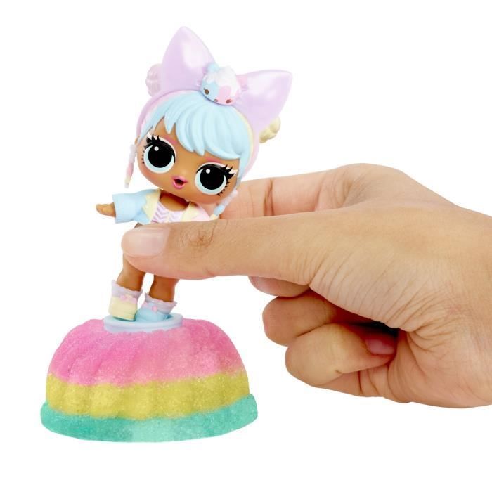 LOL Surprise Mix & Make Pastel de Cumpleaños - Mini Muñeca de 7,5 cm, Vestido con Forma de Pastel - Arma y Decora - Diseño Aleatorio