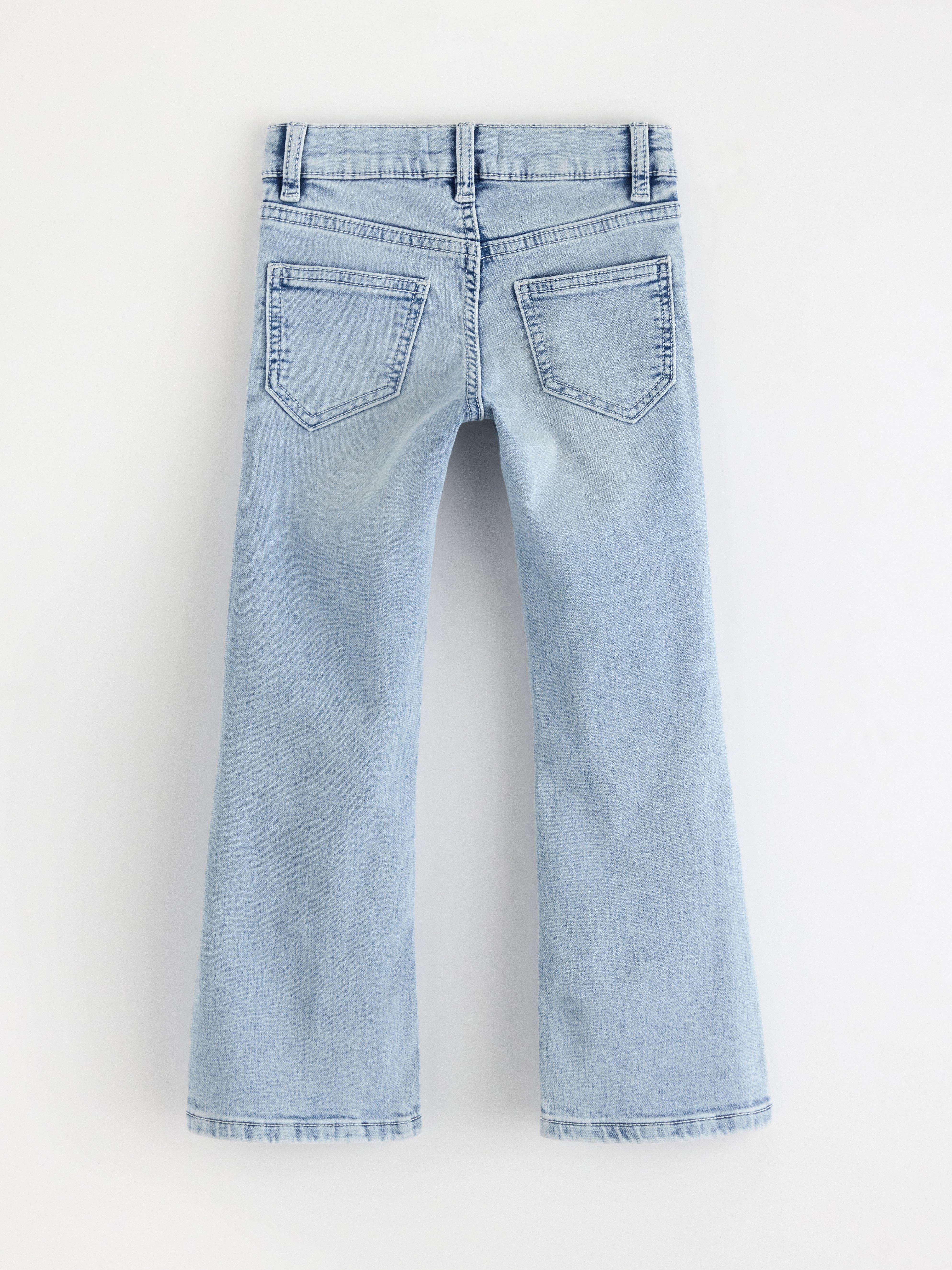 FREJA Jeans acampanados con bordados, mezclilla clara