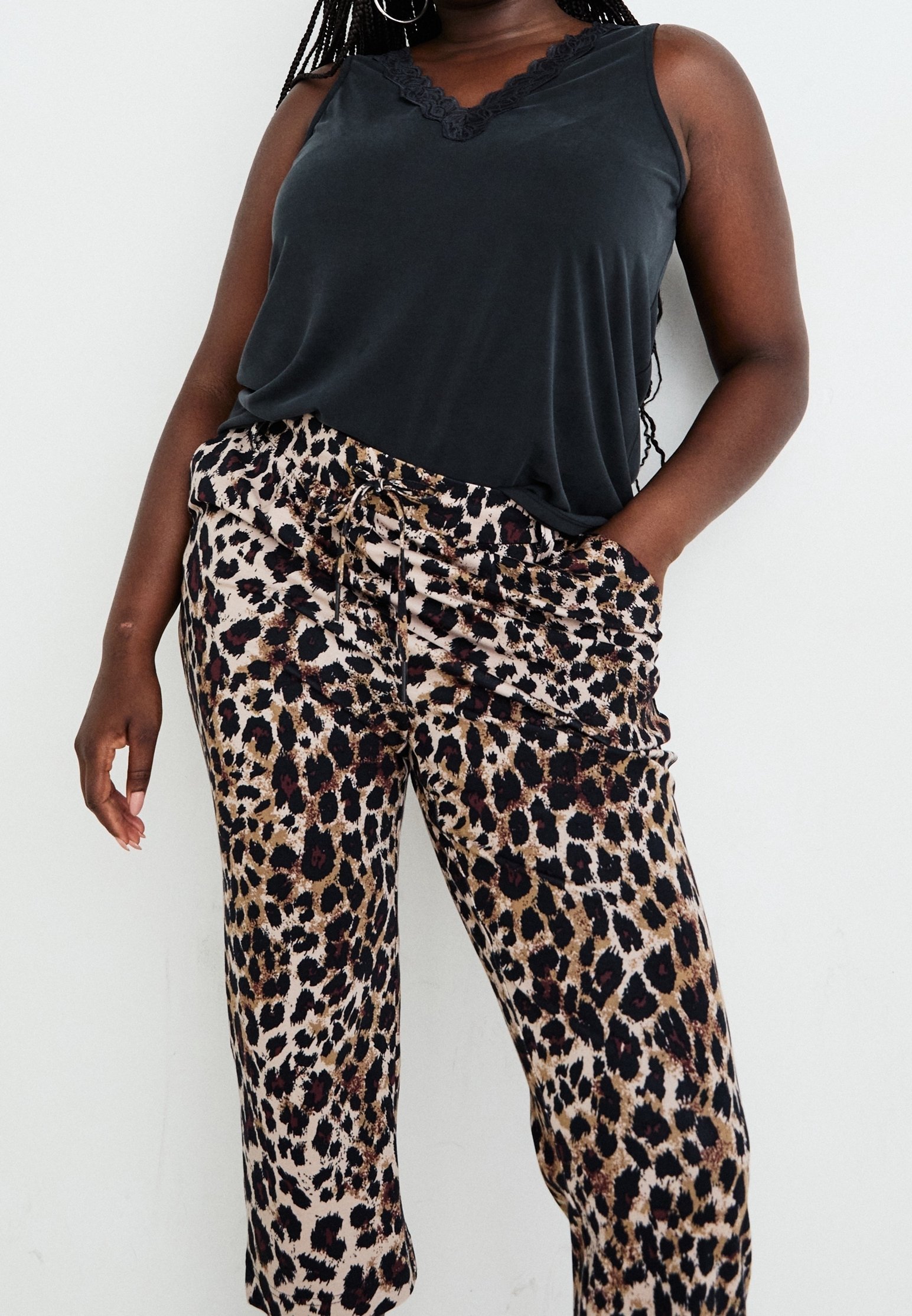ALLEEN Carmakoma-broek - taupe