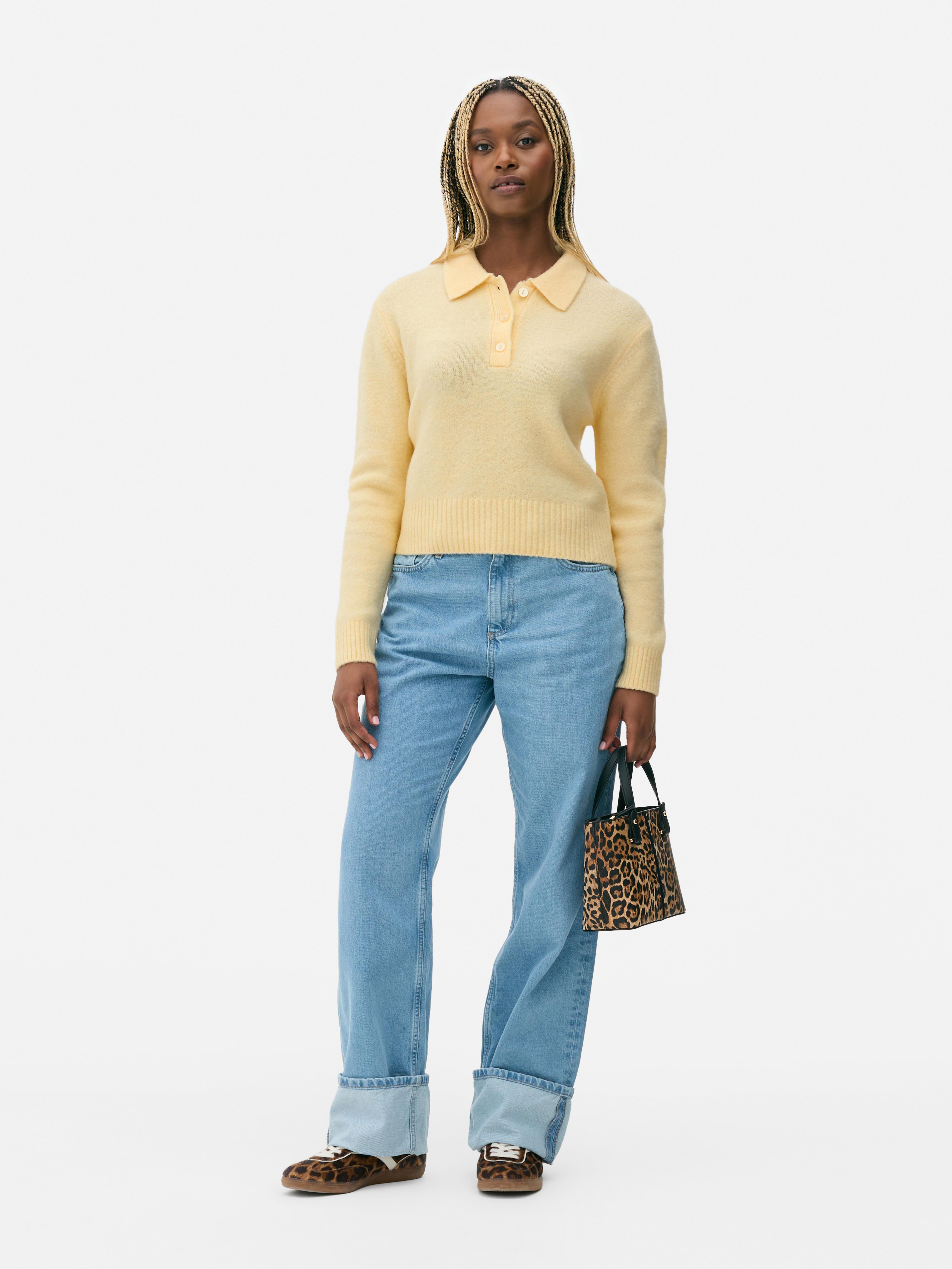 Genser med polokrage En myk genser med polokrage og knappestolpe for et komfortabelt, preppy utseende
