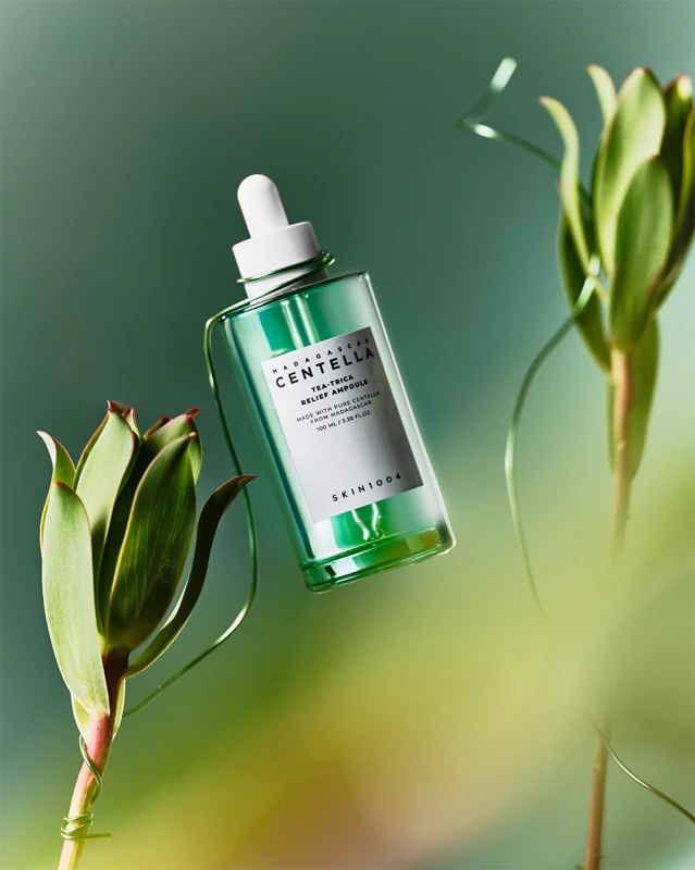 SKIN1004 Upokojujúce pleťové sérum s madagaskarskou pupočníkom a čajom Trica Relief Ampoule pre problematickú pleť