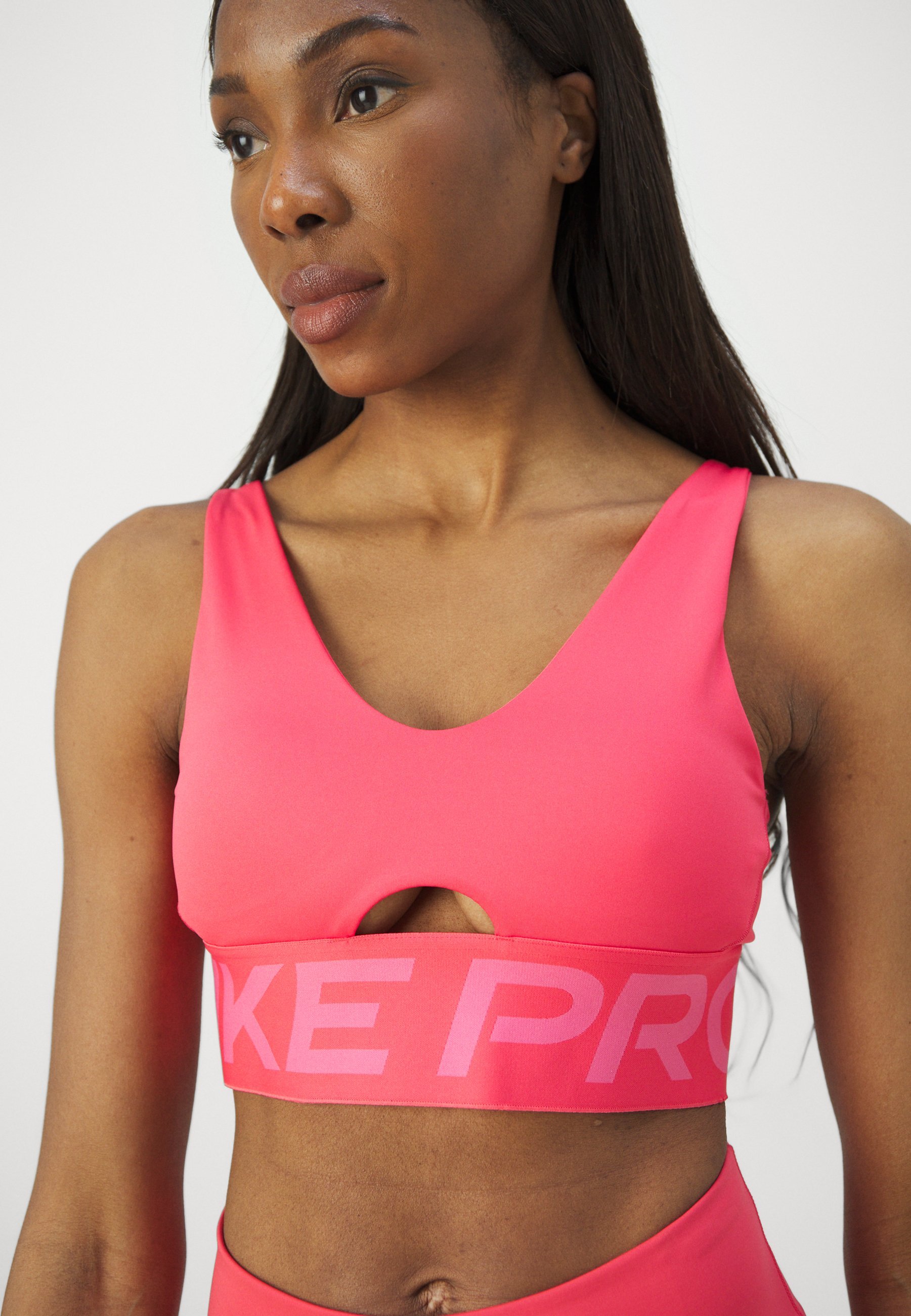 Nike Performance INDY PLUNGE BRA BOLD - Športová podprsenka so strednou oporou - astrová ružová/ružová