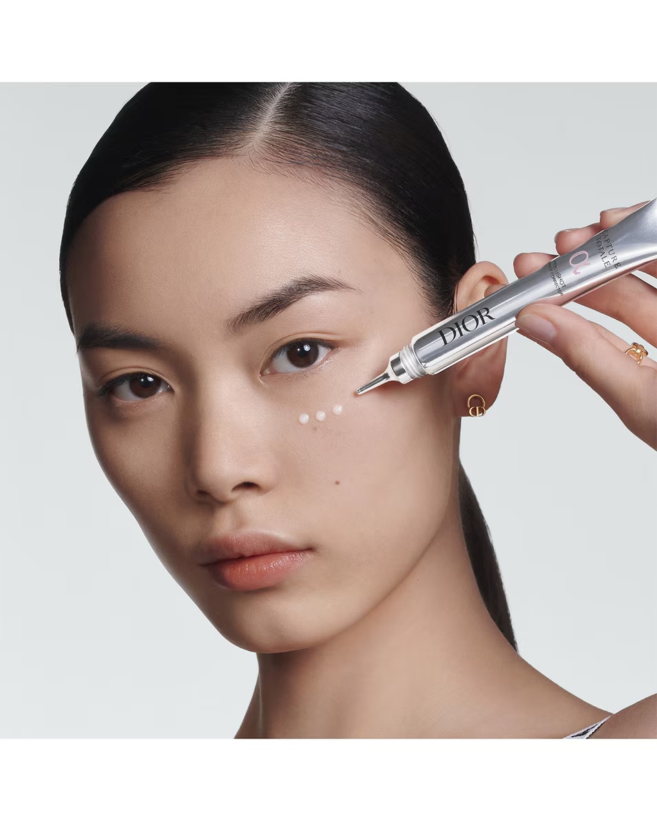 Korektor DIOR Capture Totale Hyalushot na existujúce vrásky a prvé známky vrások