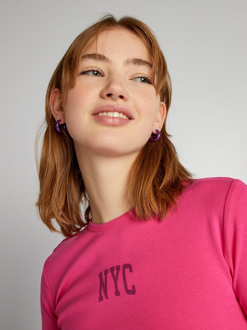 Krótki top z nadrukiem NYC Jersey – RÓŻOWY