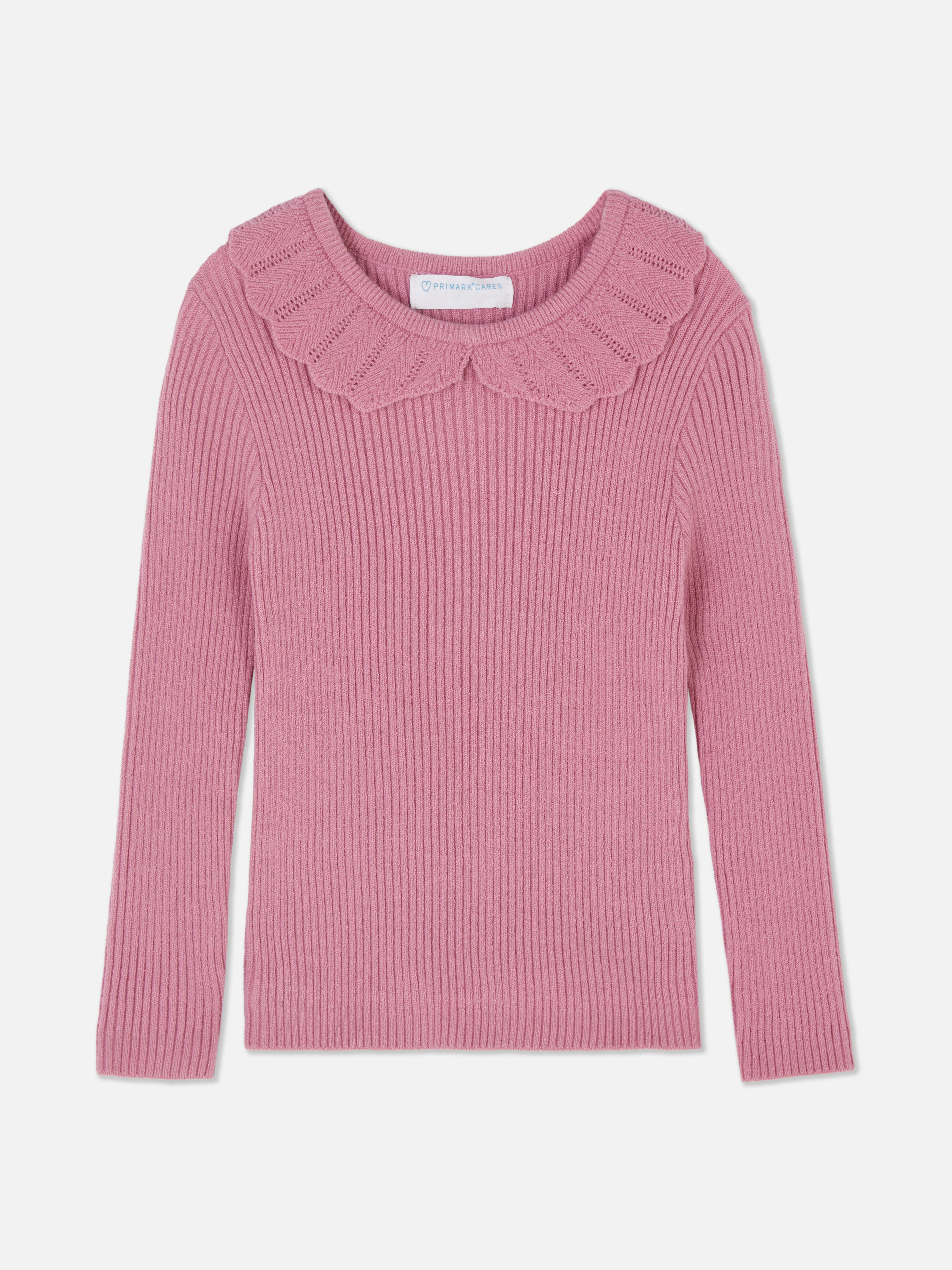 Long-sleeved T-shirt with ruffled collar. This T-shirt has a collar, long sleeves, and a ribbed look.