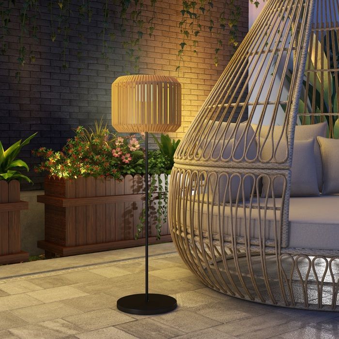 Lámpara de pie solar para exteriores Outsunny - con sensor de luz - estilo moderno - impermeable - fabricada en resina tejida - 130 cm - amarilla