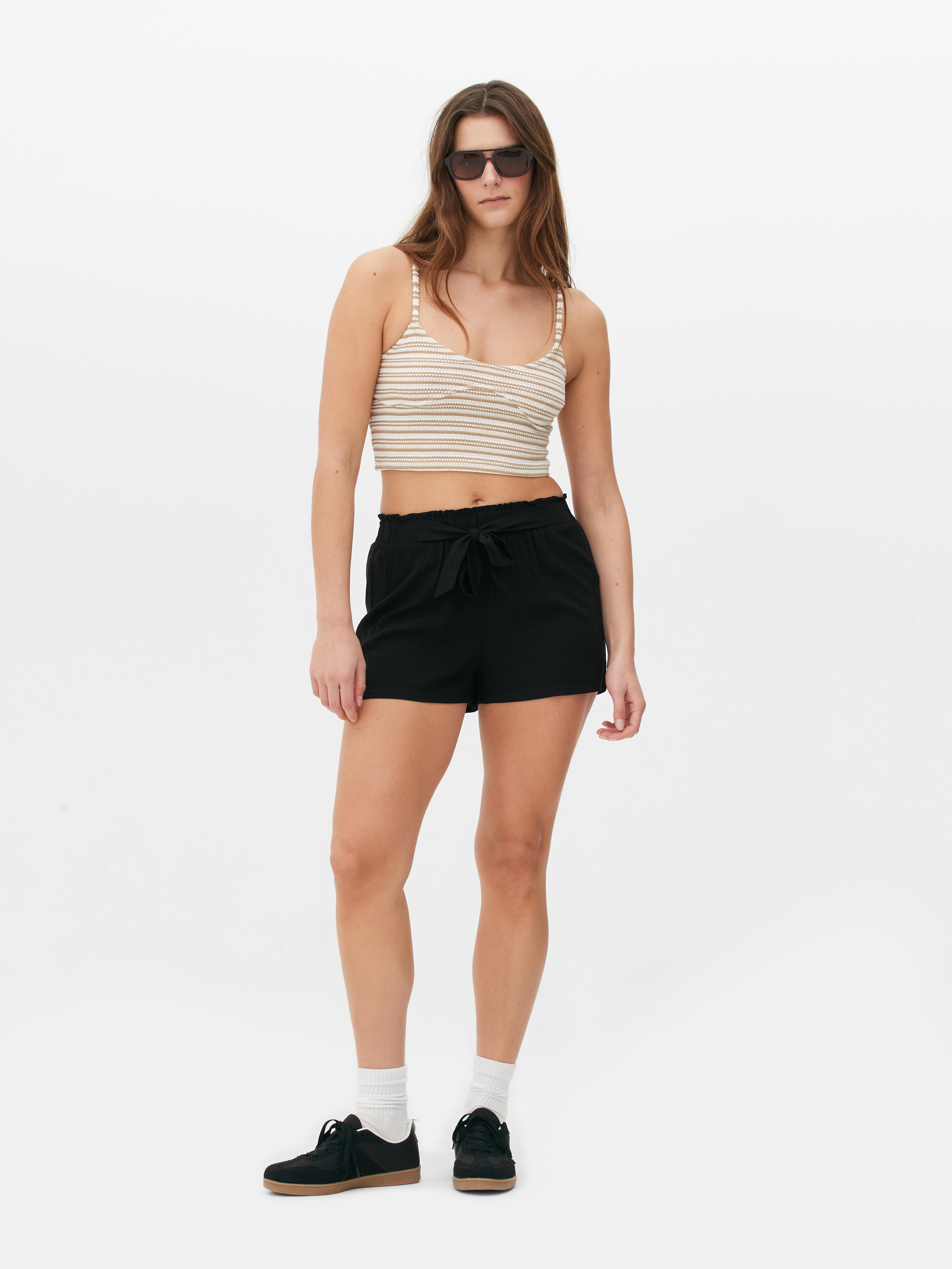 Løstsittende shorts med knytebelte. Du trenger en komfortabel favoritt i sommer, som disse shortsene.
