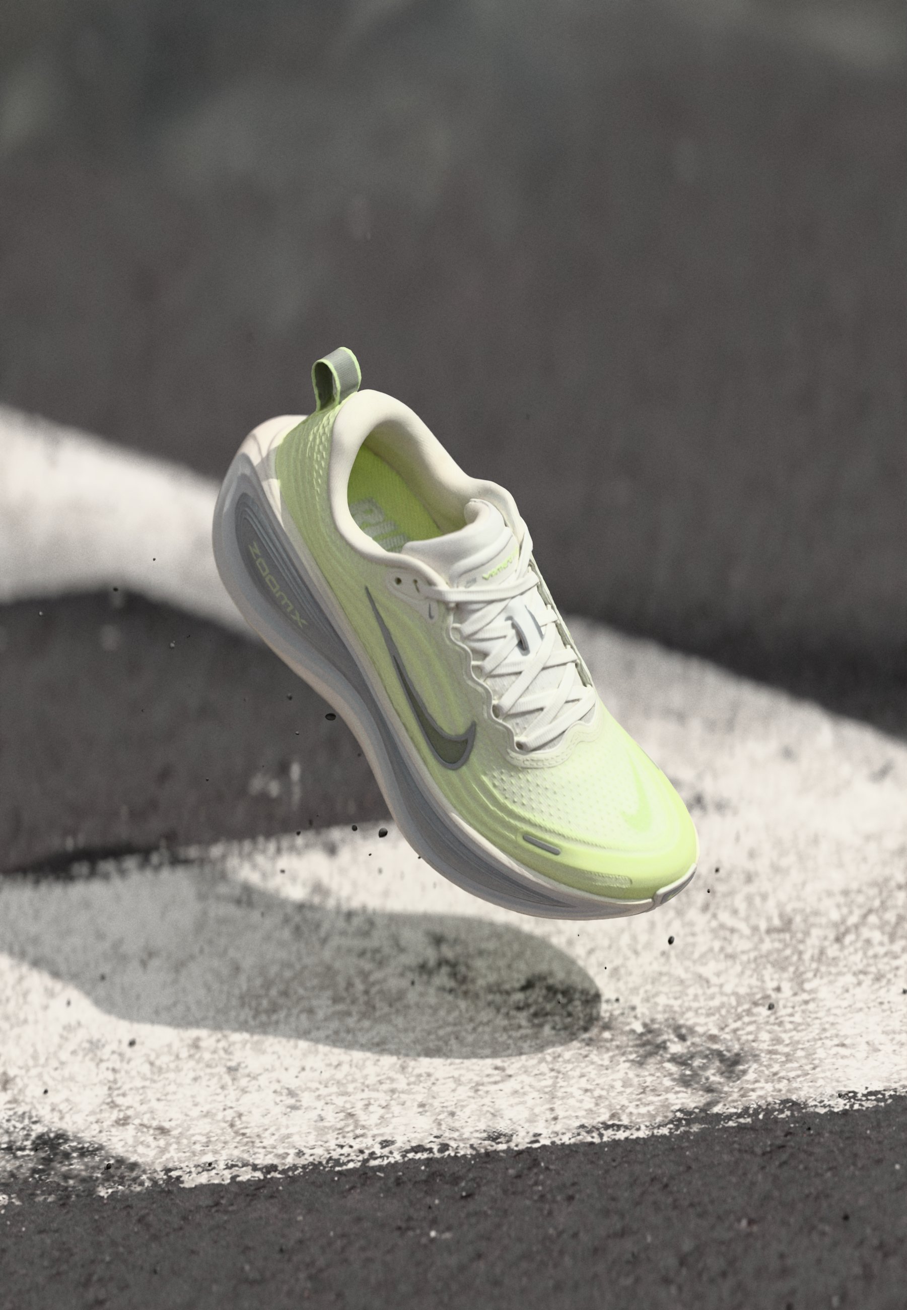 Nike Performance VOMERO PLUS – Straßenlaufschuhe – Sail/Metallic-Silber/Barely Volt/Reinplatin/Fußballgrau