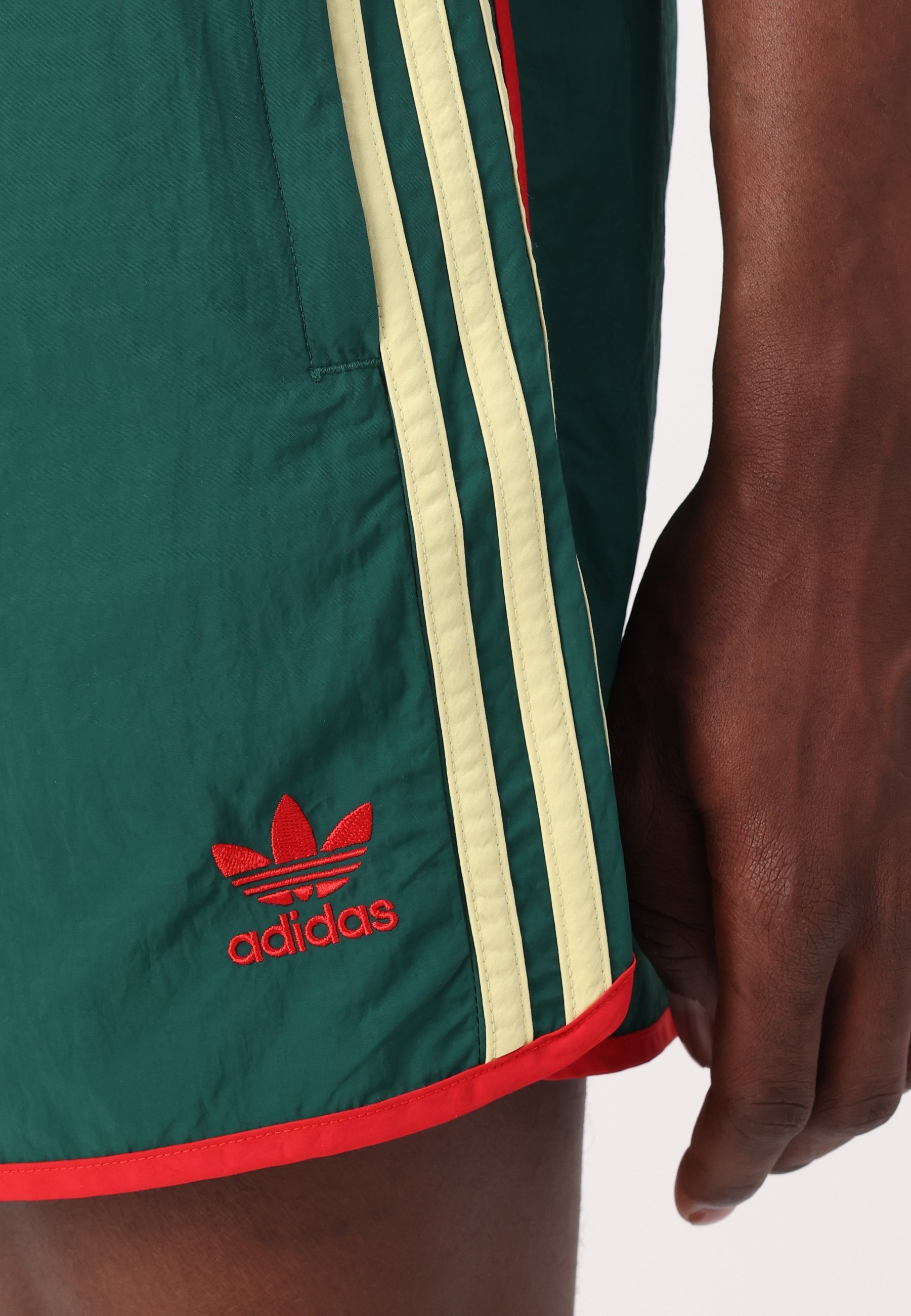adidas Originals SPRINTER - Shorts - Collegegrün/Pudergelb