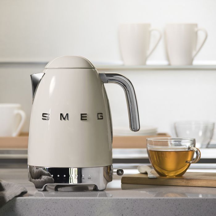 Chaleira elétrica - Smeg - KLF04CREU - 1,7 litros - 2400 watts - Creme