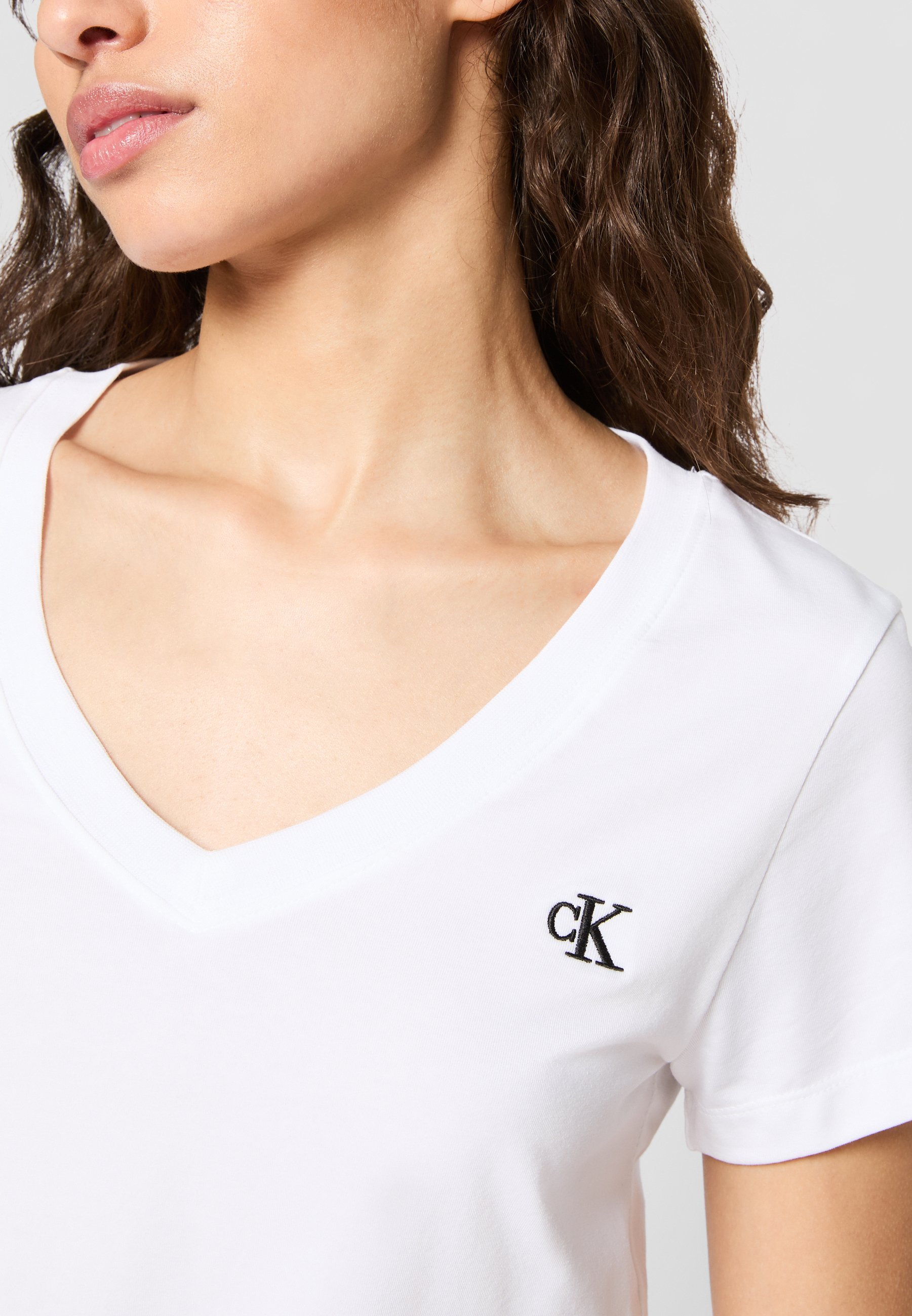 T-shirt basic Calvin Klein Jeans con scollo a V e ricamo - bianco brillante