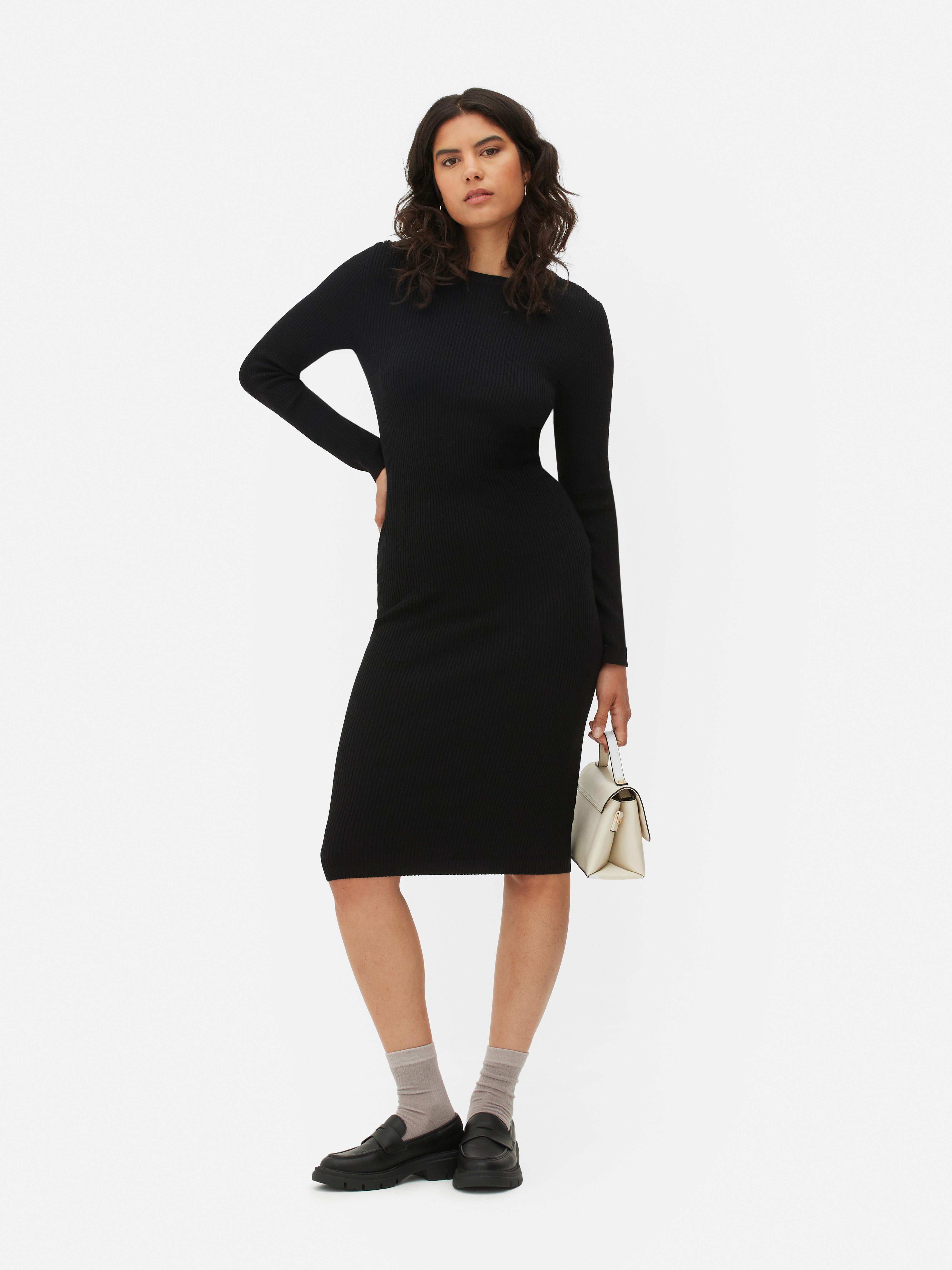 Latzkleid mit Rundhalsausschnitt und langen Ärmeln. Ein schlichtes Strickkleid mit Rundhalsausschnitt und langen Ärmeln.