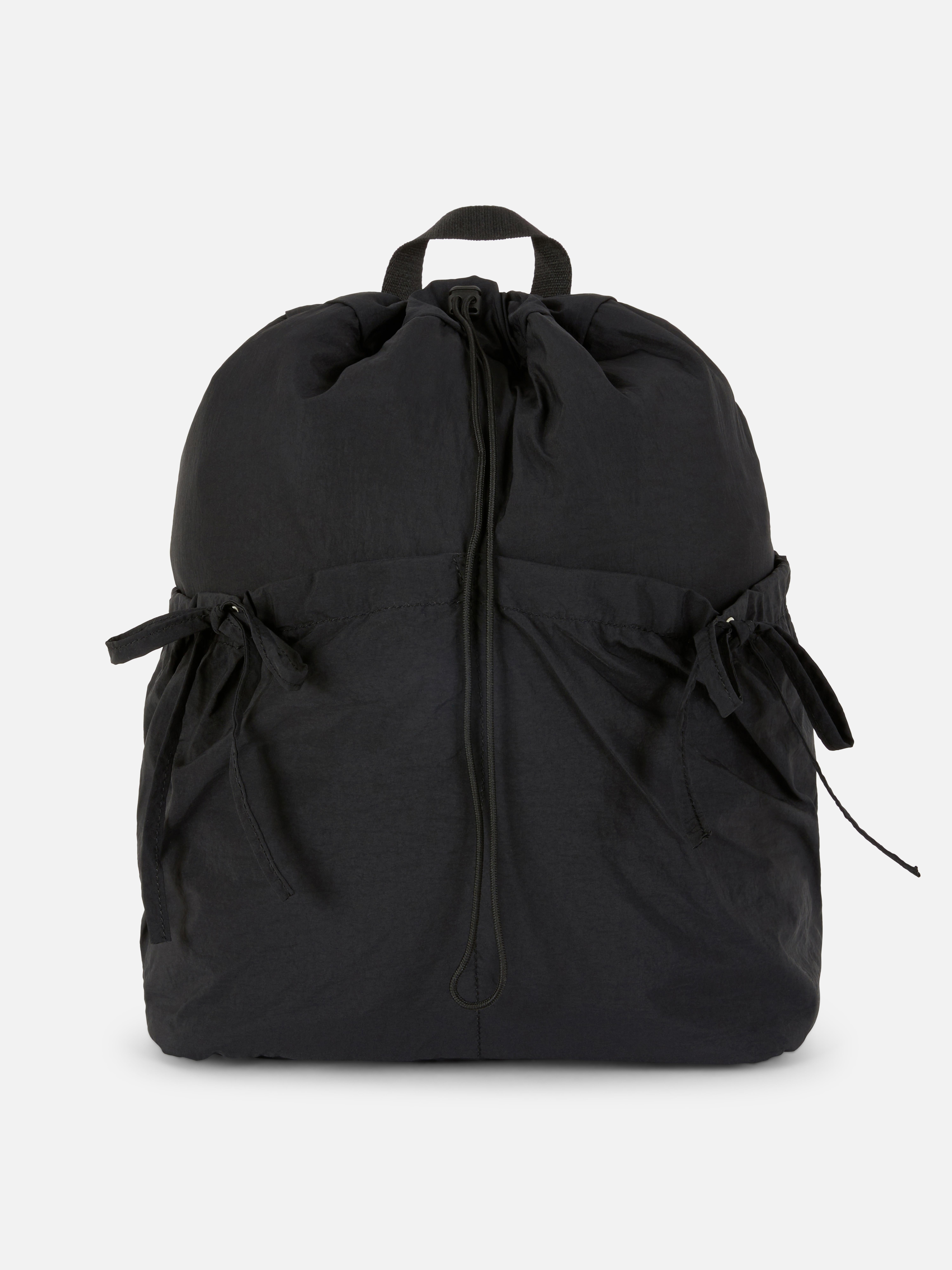Rucksack mit Kordelzug und Bändern. Ein Rucksack mit Kordelzug, Tragegriff, verstellbaren Schultergurten und Bändern.