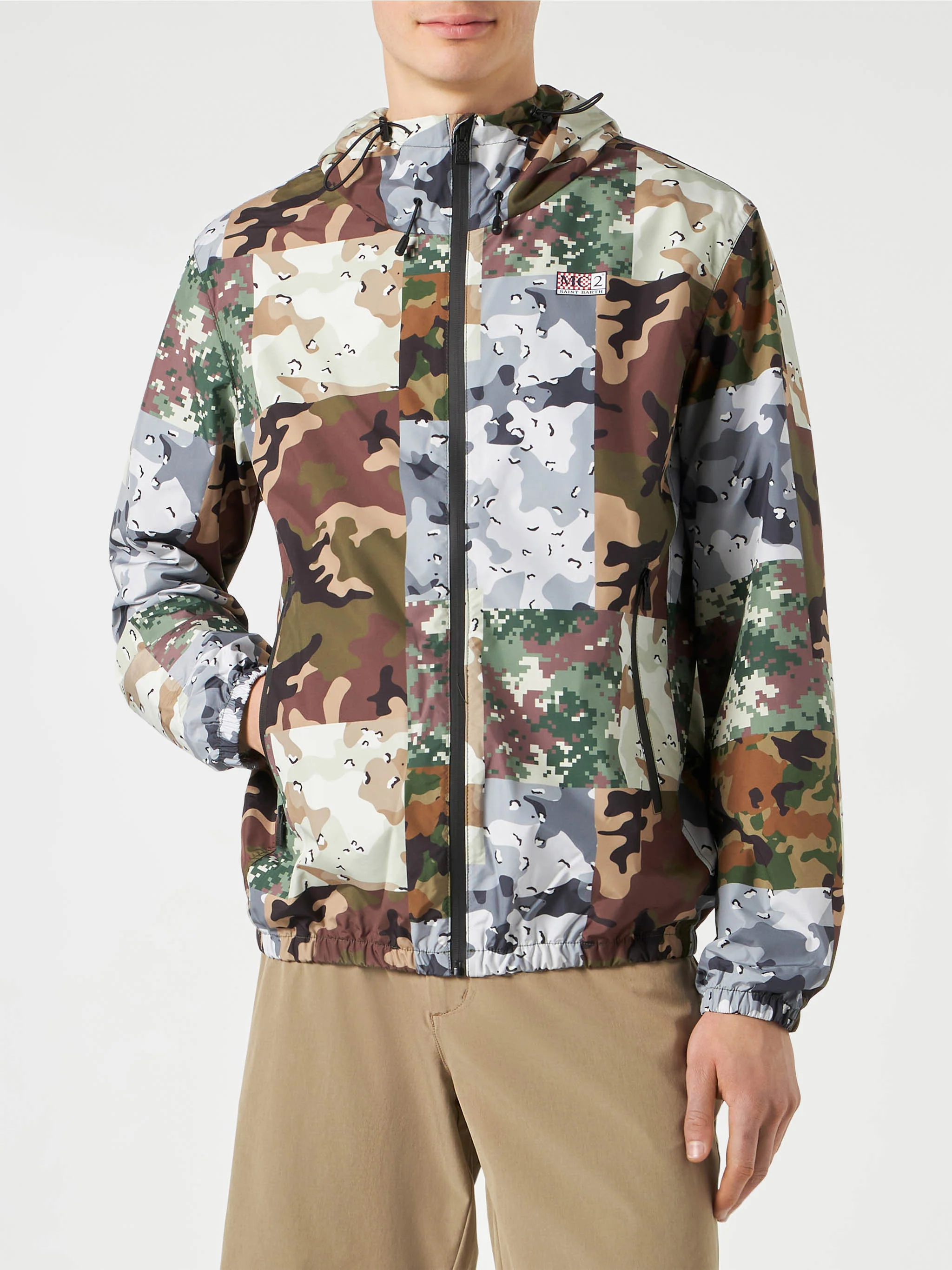 Leichte Herren-Windjacke mit Kapuze und Camouflage-Muster
